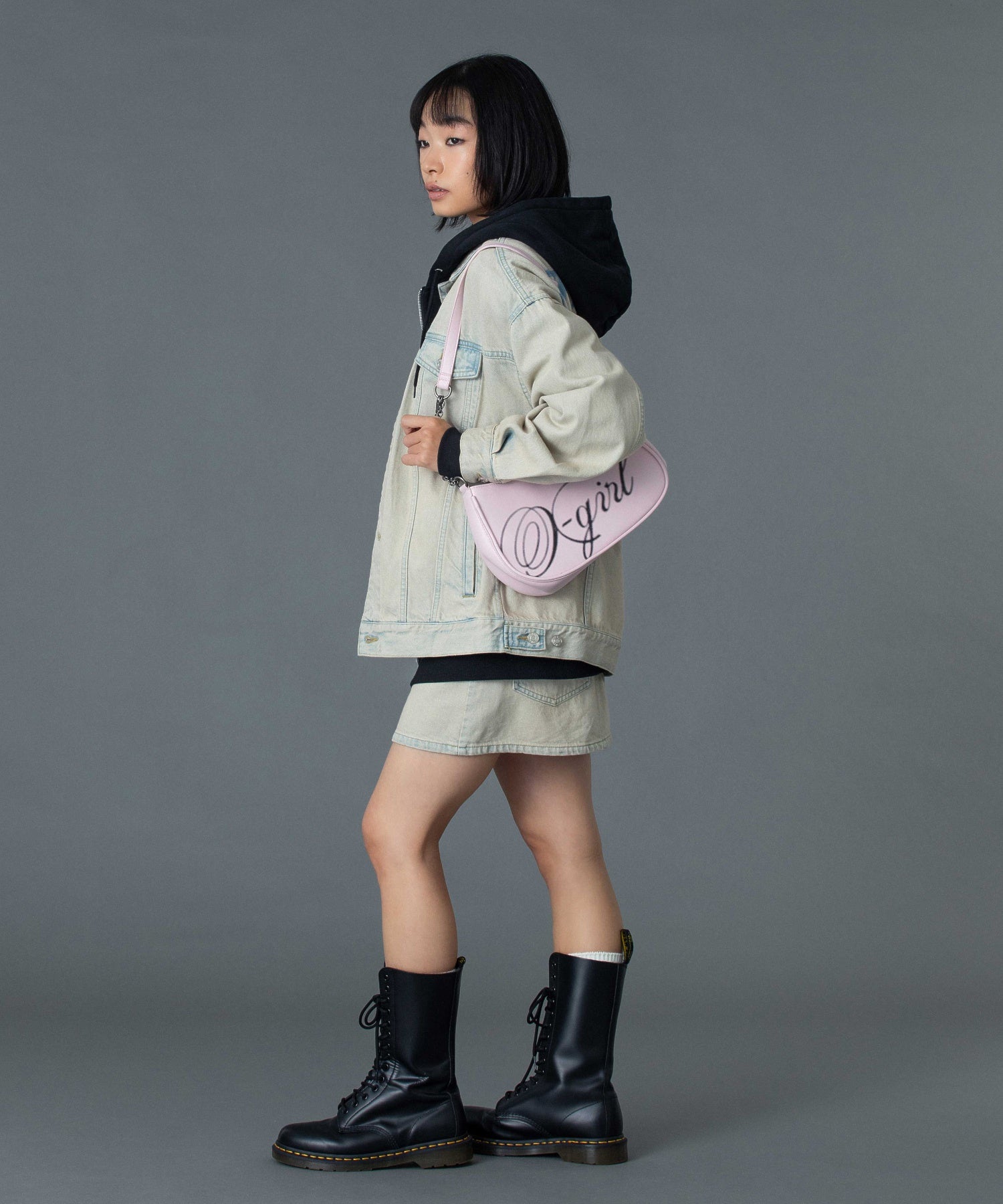 SPRAY SCRIPT LOGO SHOULDER BAG