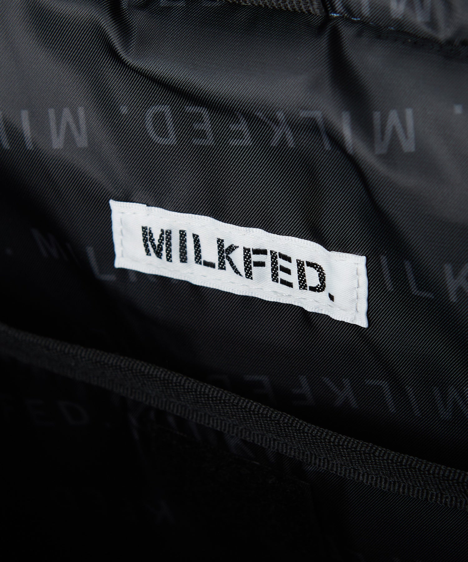 LOGO PLATE MESSENGER BAG MILKFED.