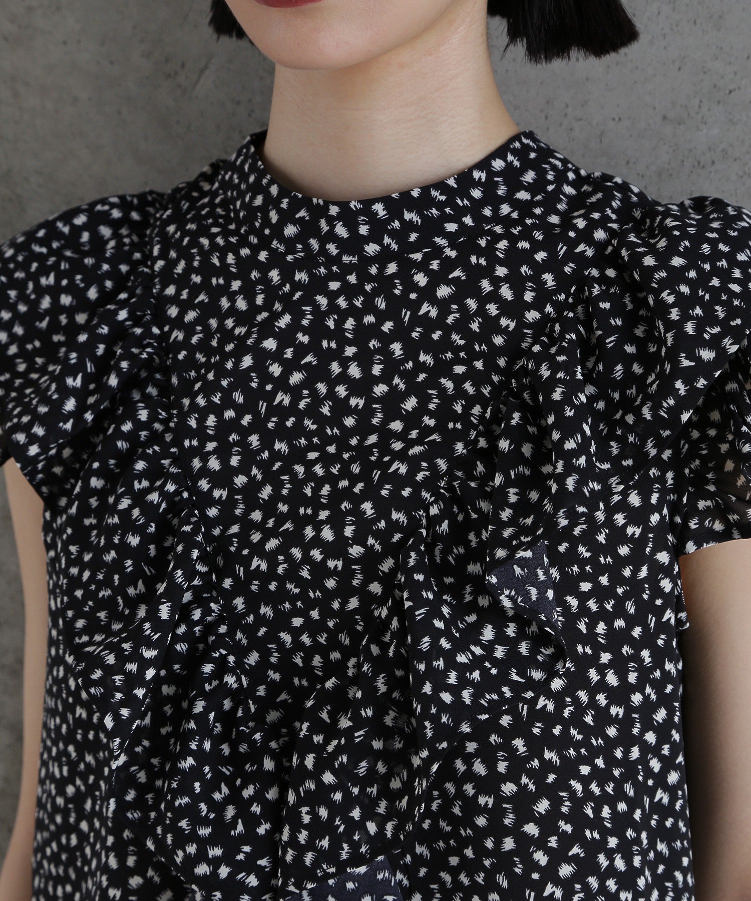 【WEB・一部店舗限定】2WAYフリルブラウス