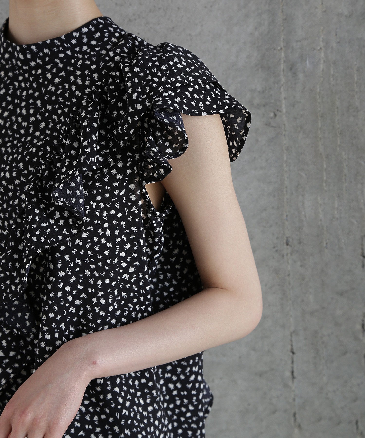 【WEB・一部店舗限定】2WAYフリルブラウス