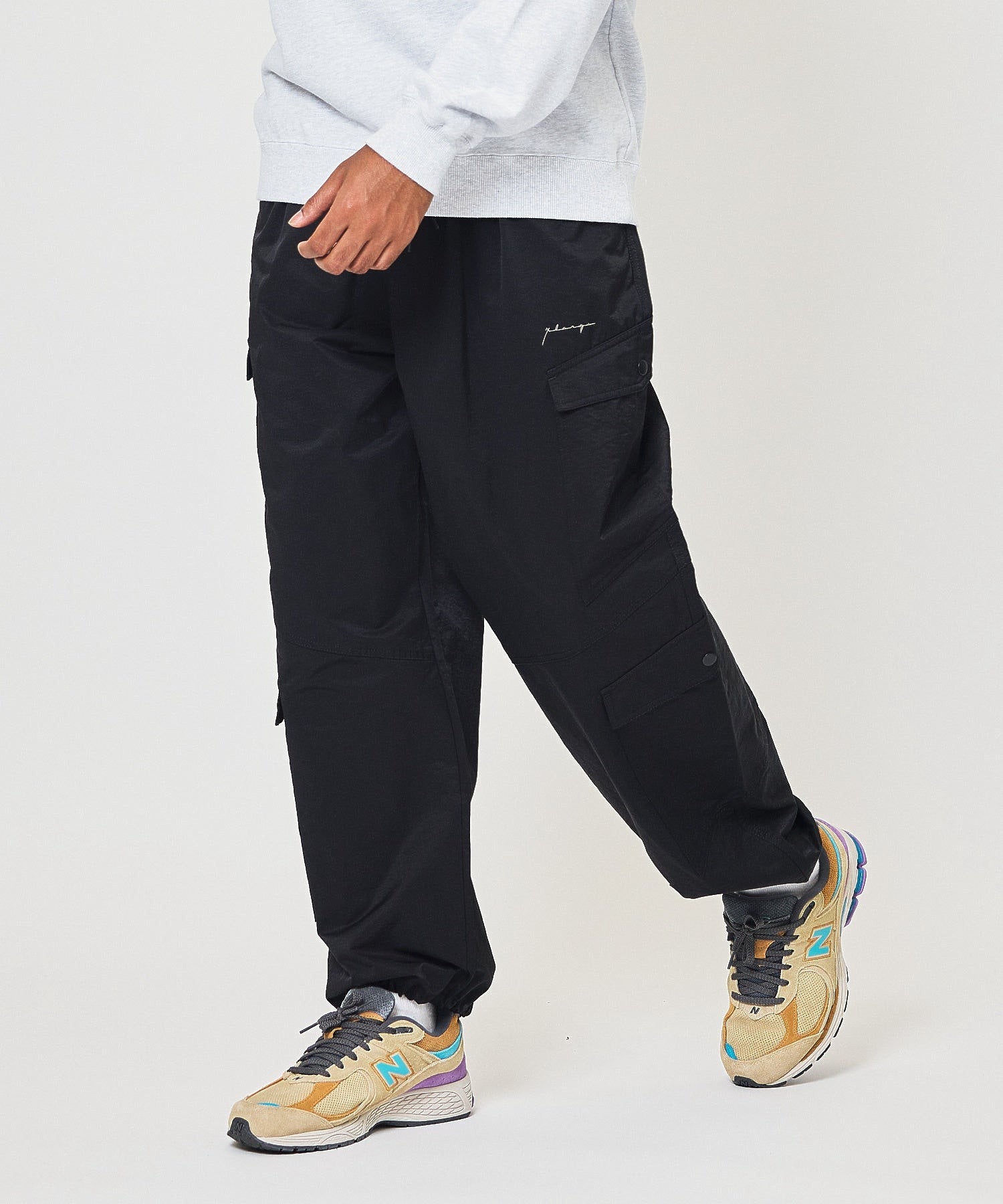 MODEL 身長187cm / 着用サイズ：Lサイズ ※商品の色味の目安は、商品単体の画像をご参照ください。