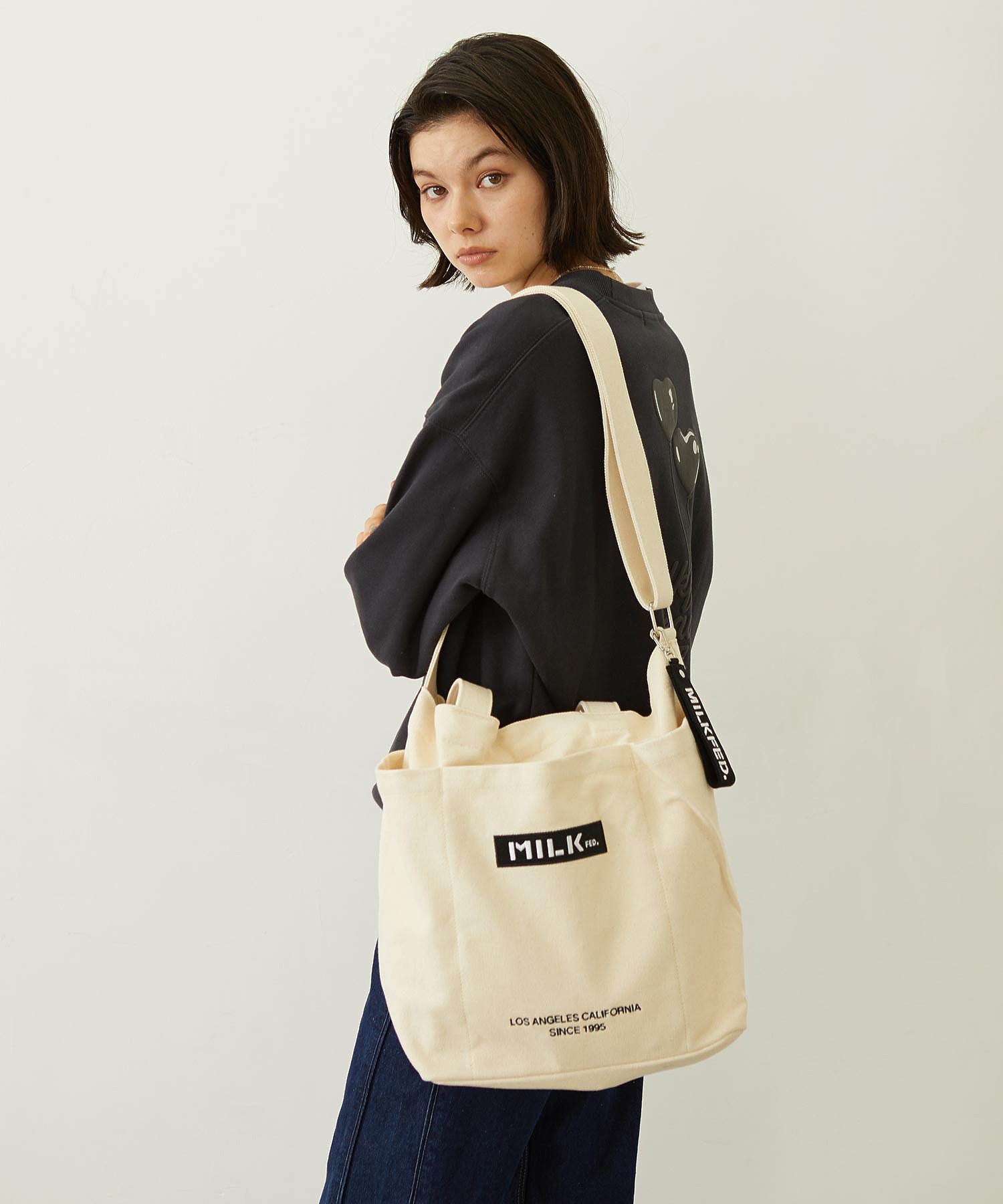 BAR AND UNDER LOGO BIG CANVAS BAG MILKFED.