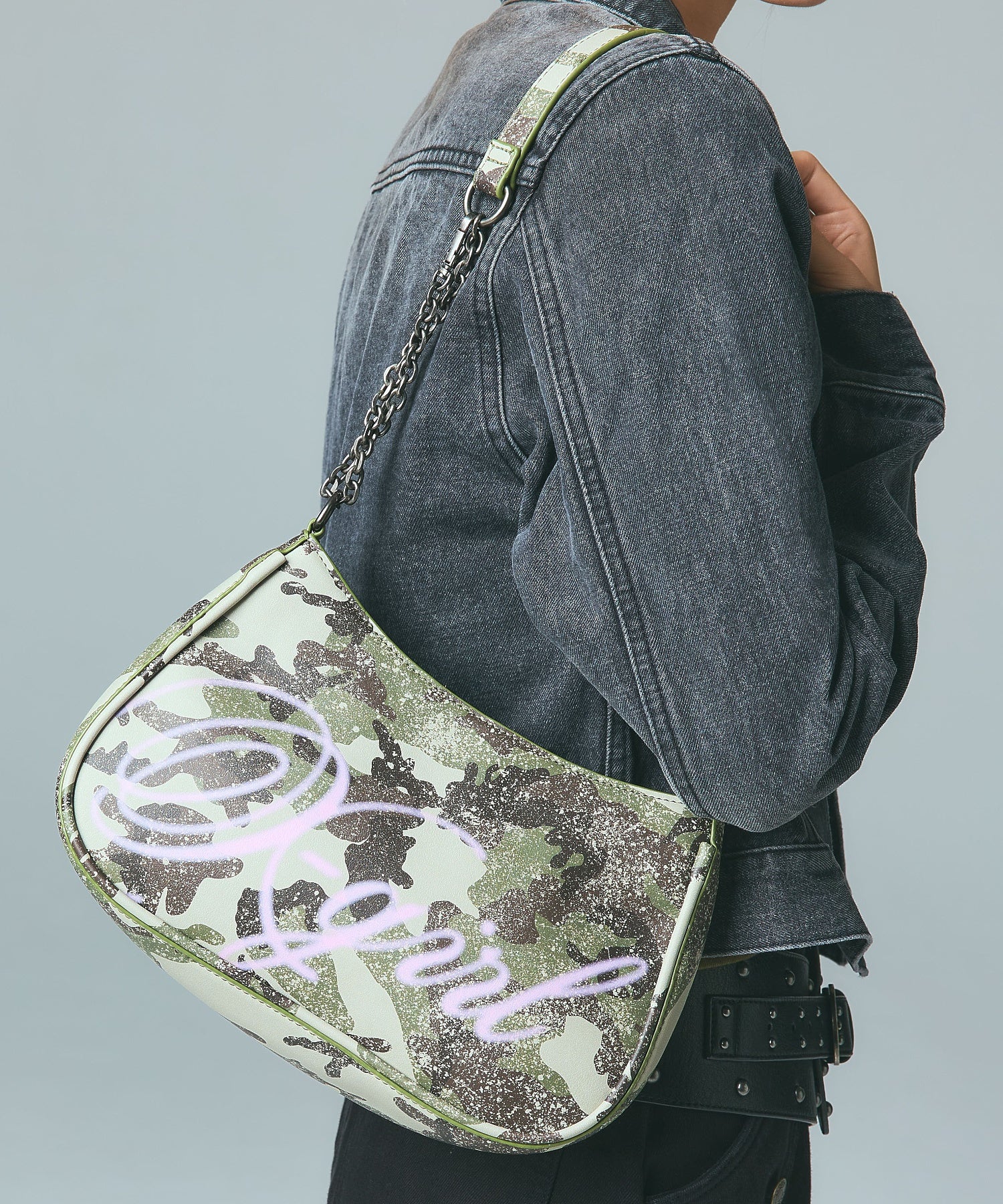 SPRAY SCRIPT LOGO SHOULDER BAG