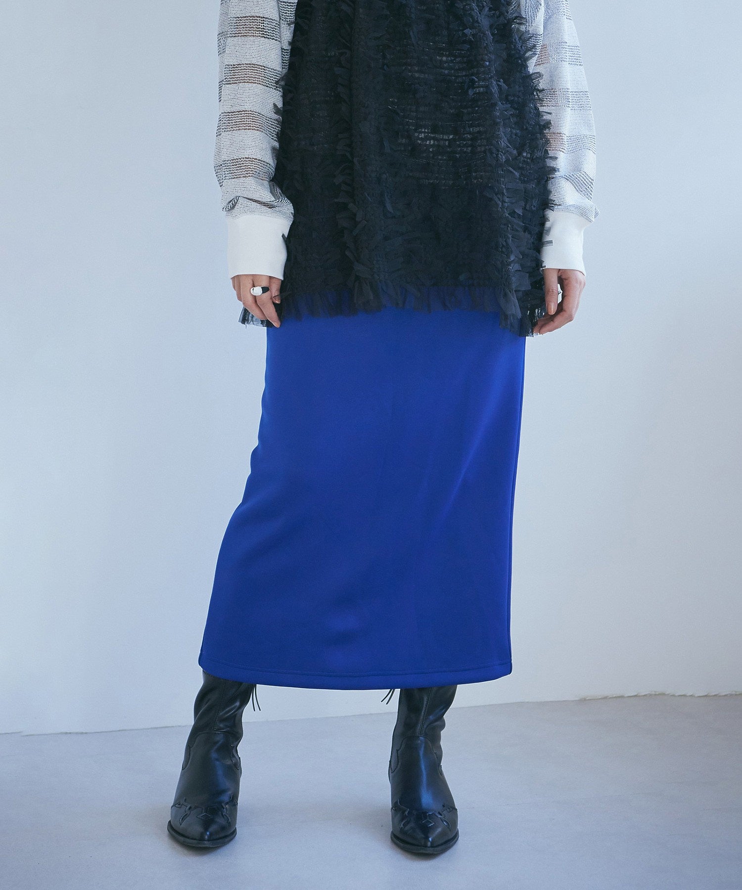 カットタイトスカート