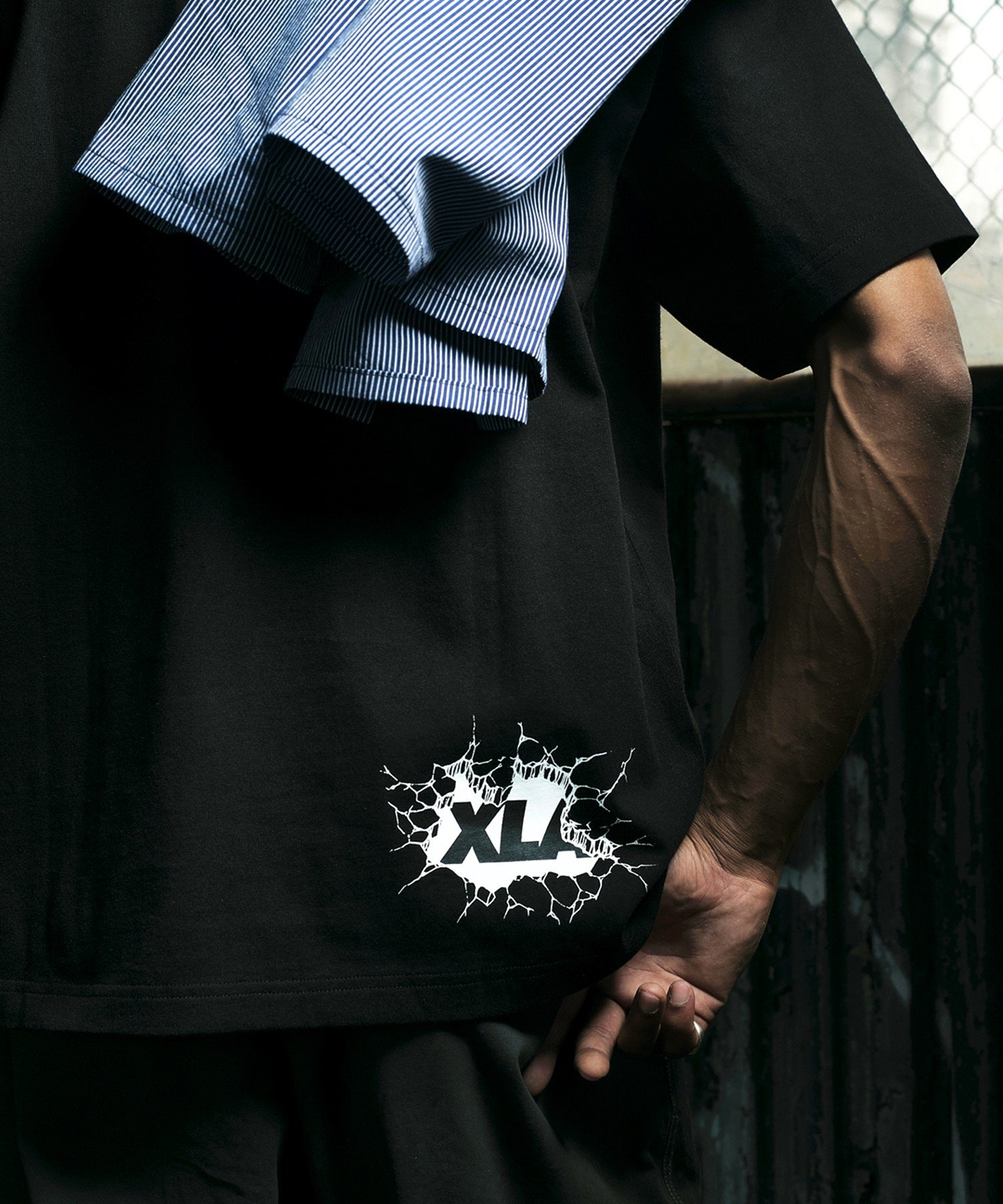 XLARGE×LIXTICK CRACK WALL OG S/S TEE