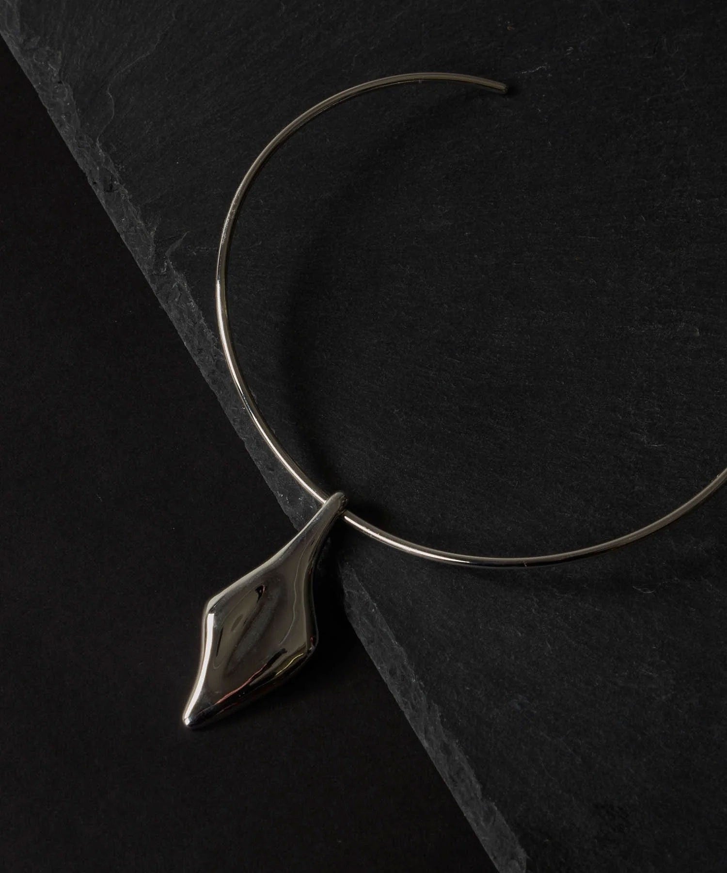 loni/LEAF PLATE CHOKER