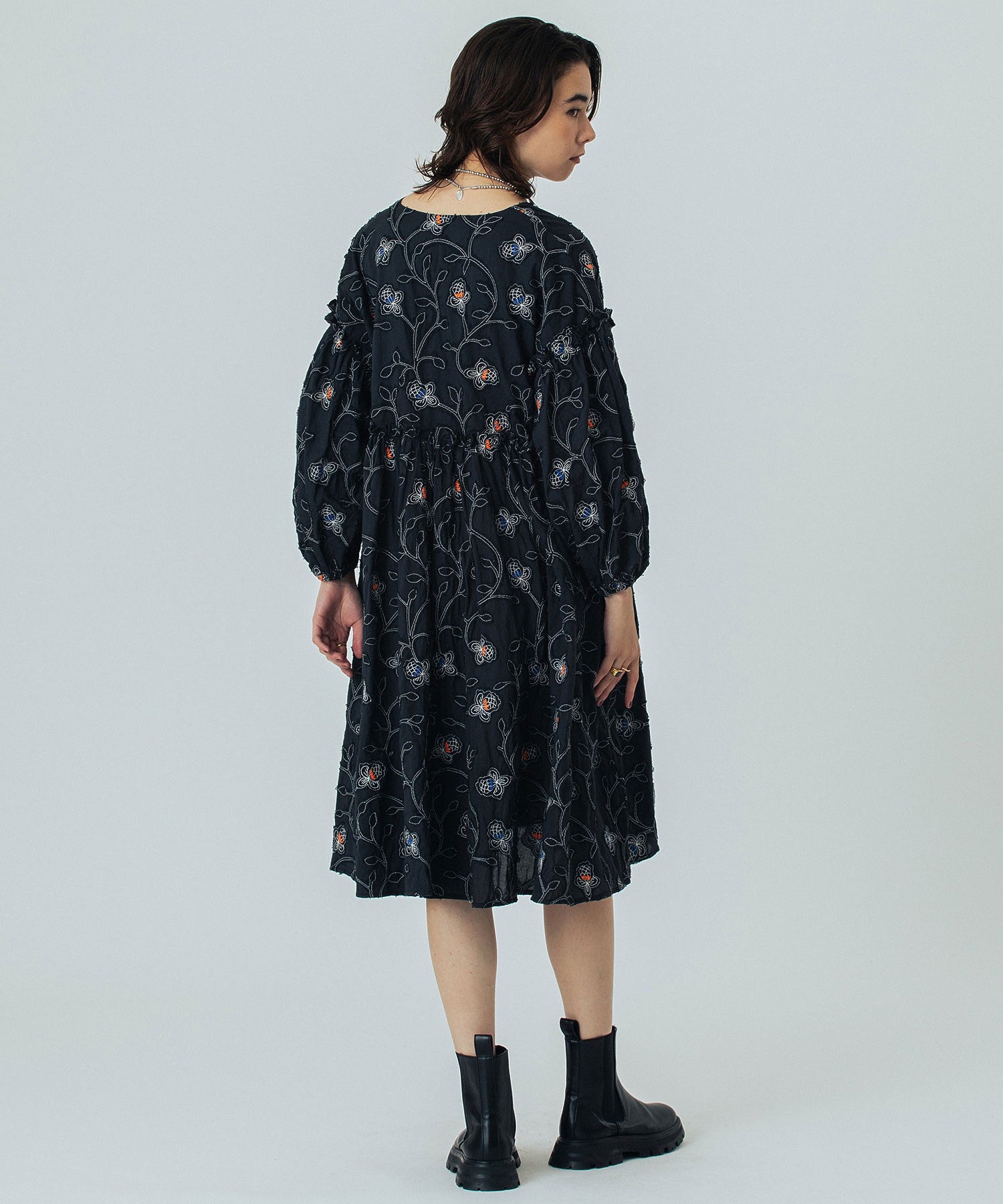 mag.by c/FLOWER EMBROIDERY MINI DRESS