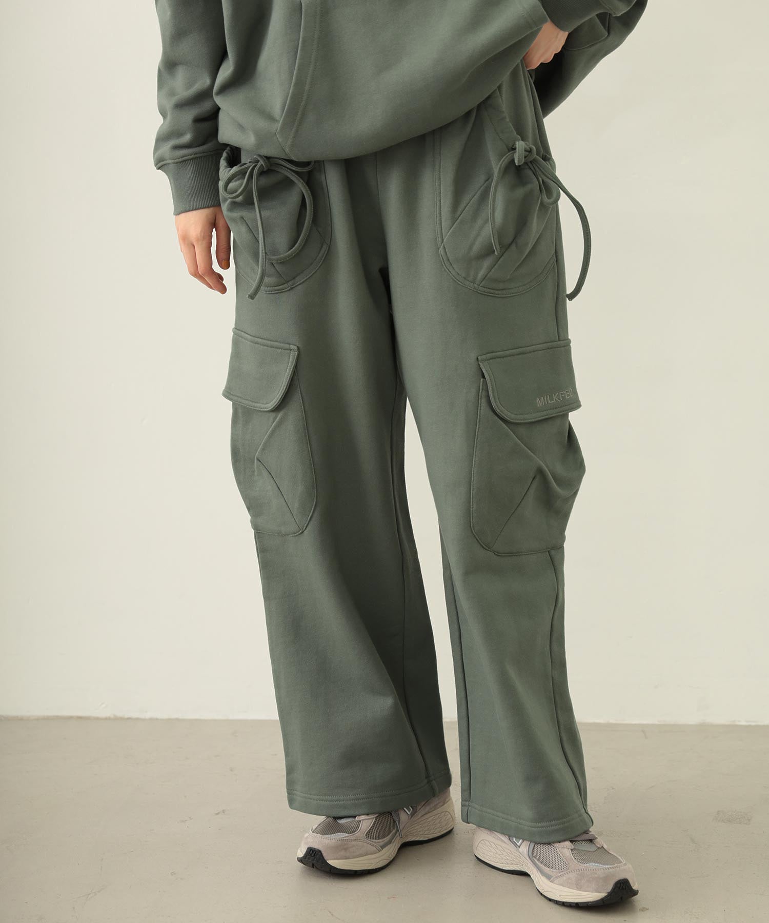 GATHERED POCKET SWEAT CARGO PANTS