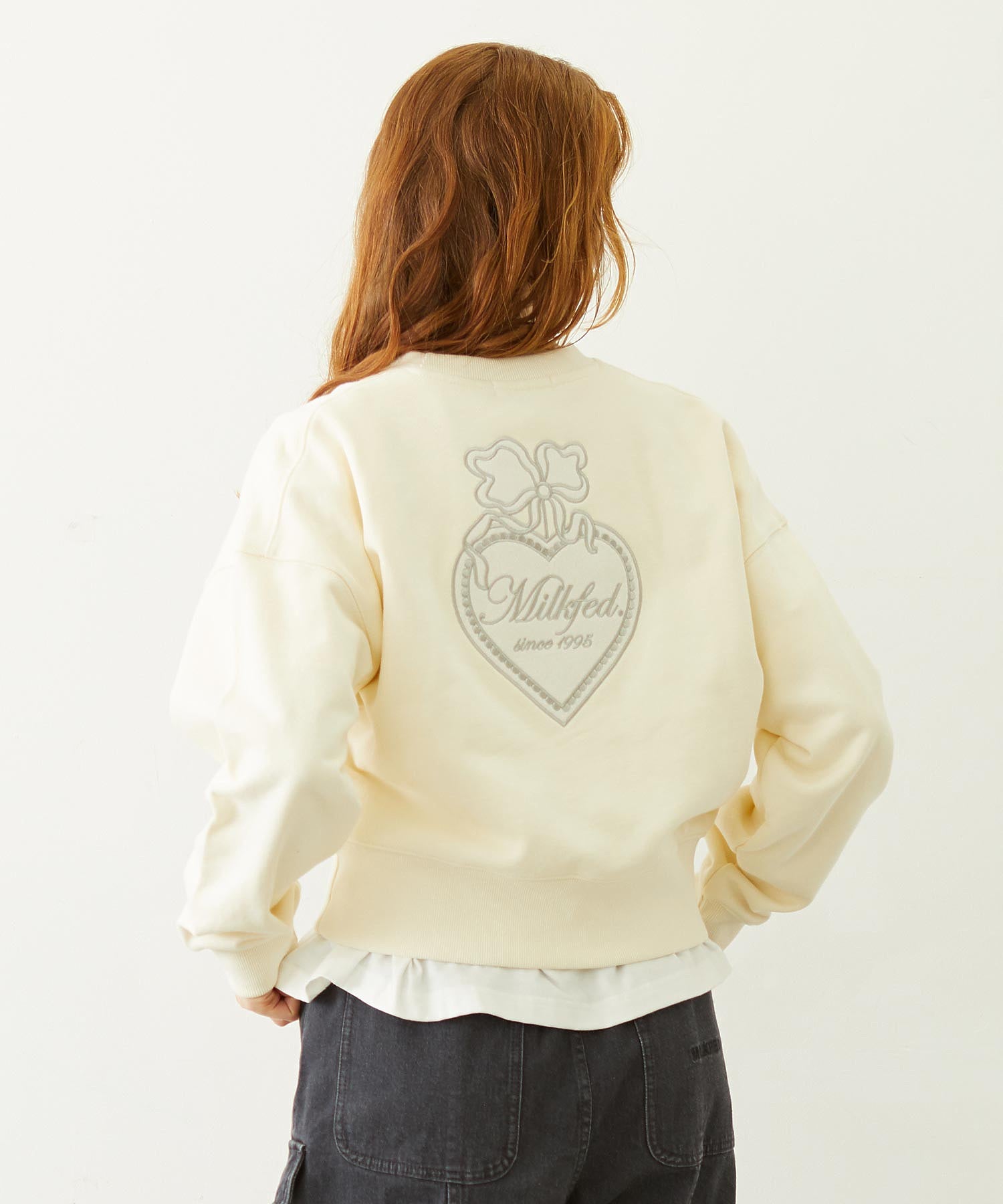 HEART RIBBON EMBLEM SHORT CREW SWEAT