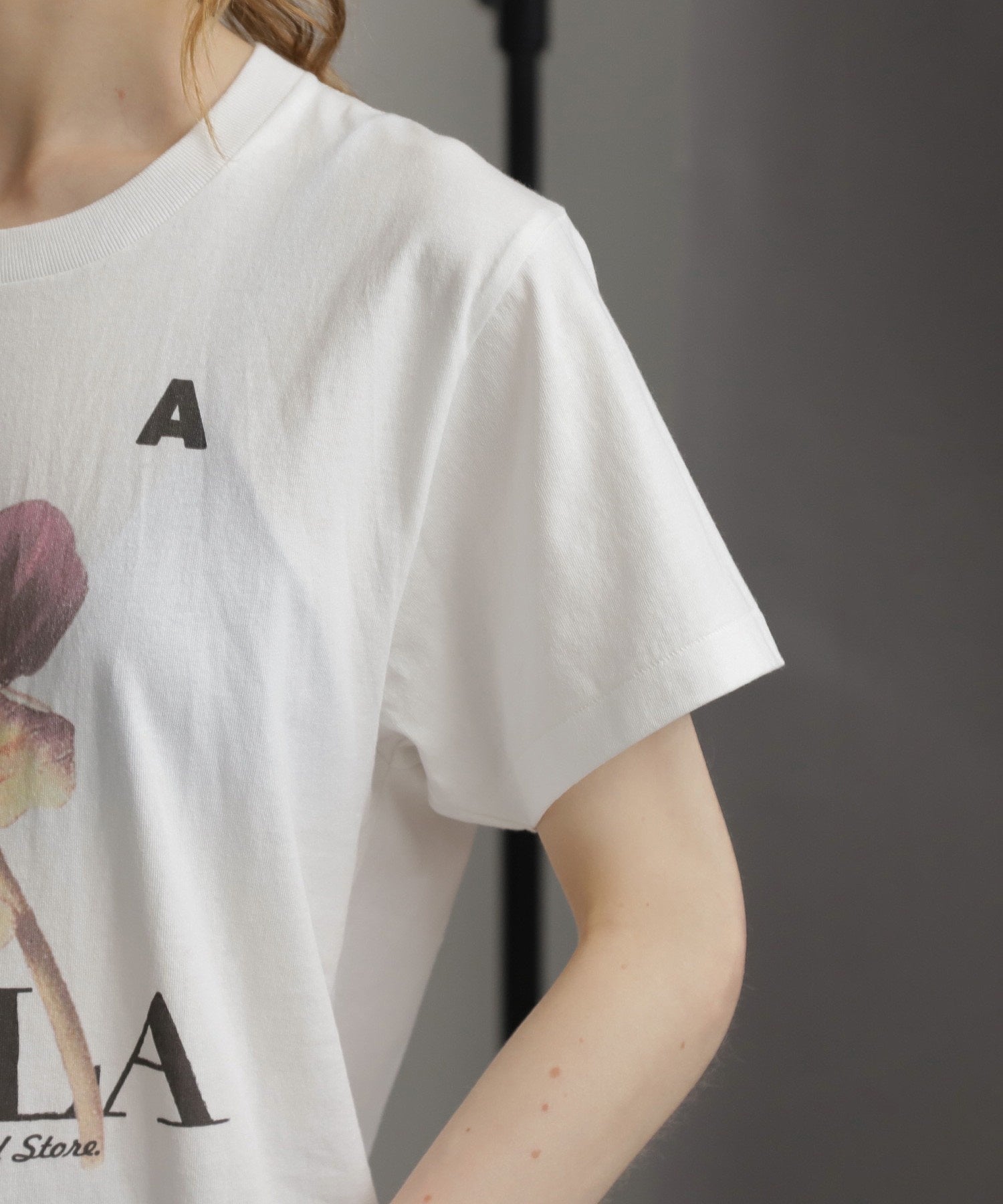 mag.by c/フラワーグラフィックTシャツ