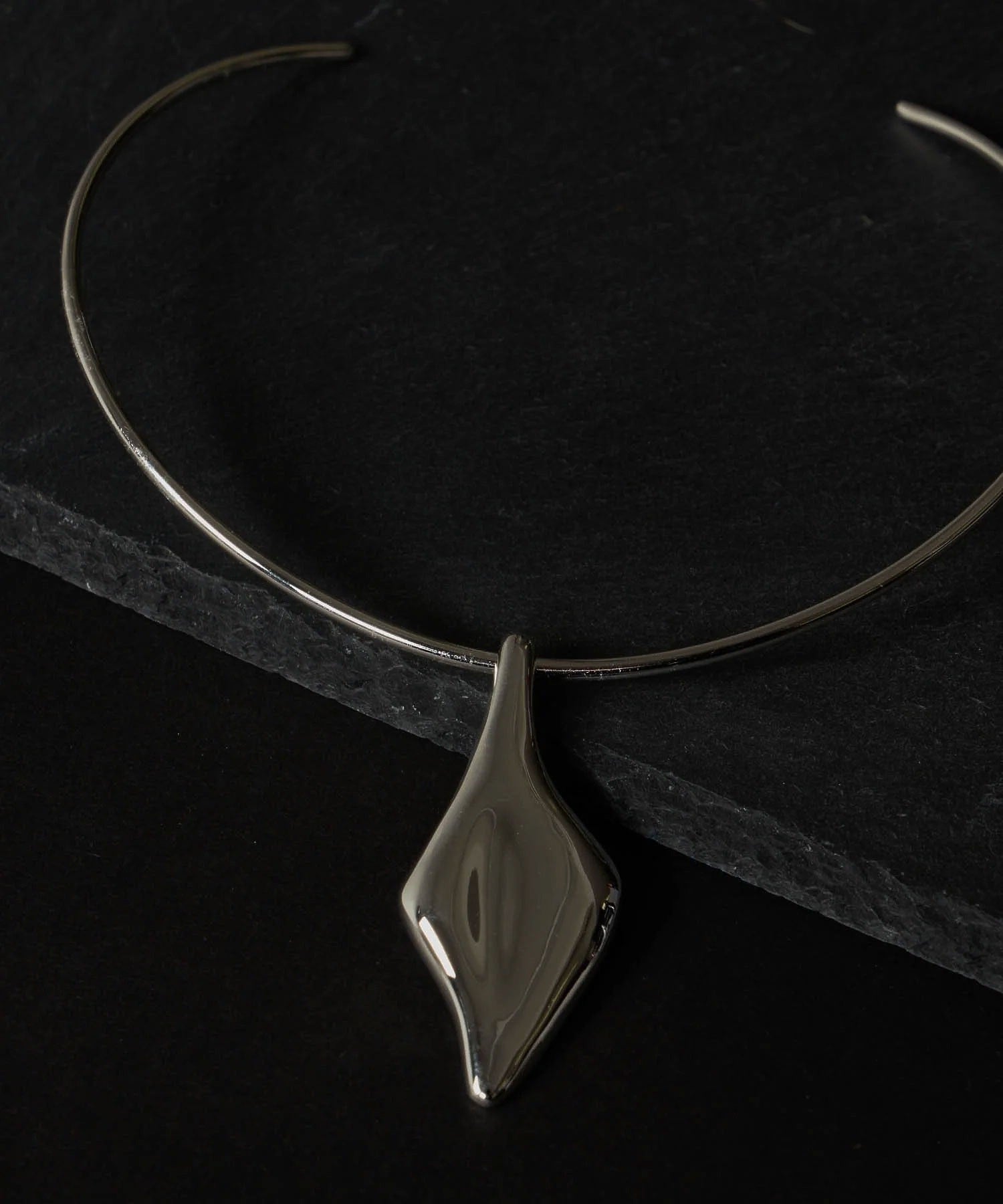 loni/LEAF PLATE CHOKER
