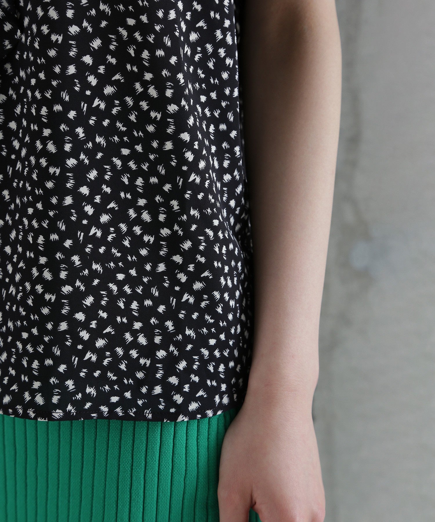 【WEB・一部店舗限定】2WAYフリルブラウス