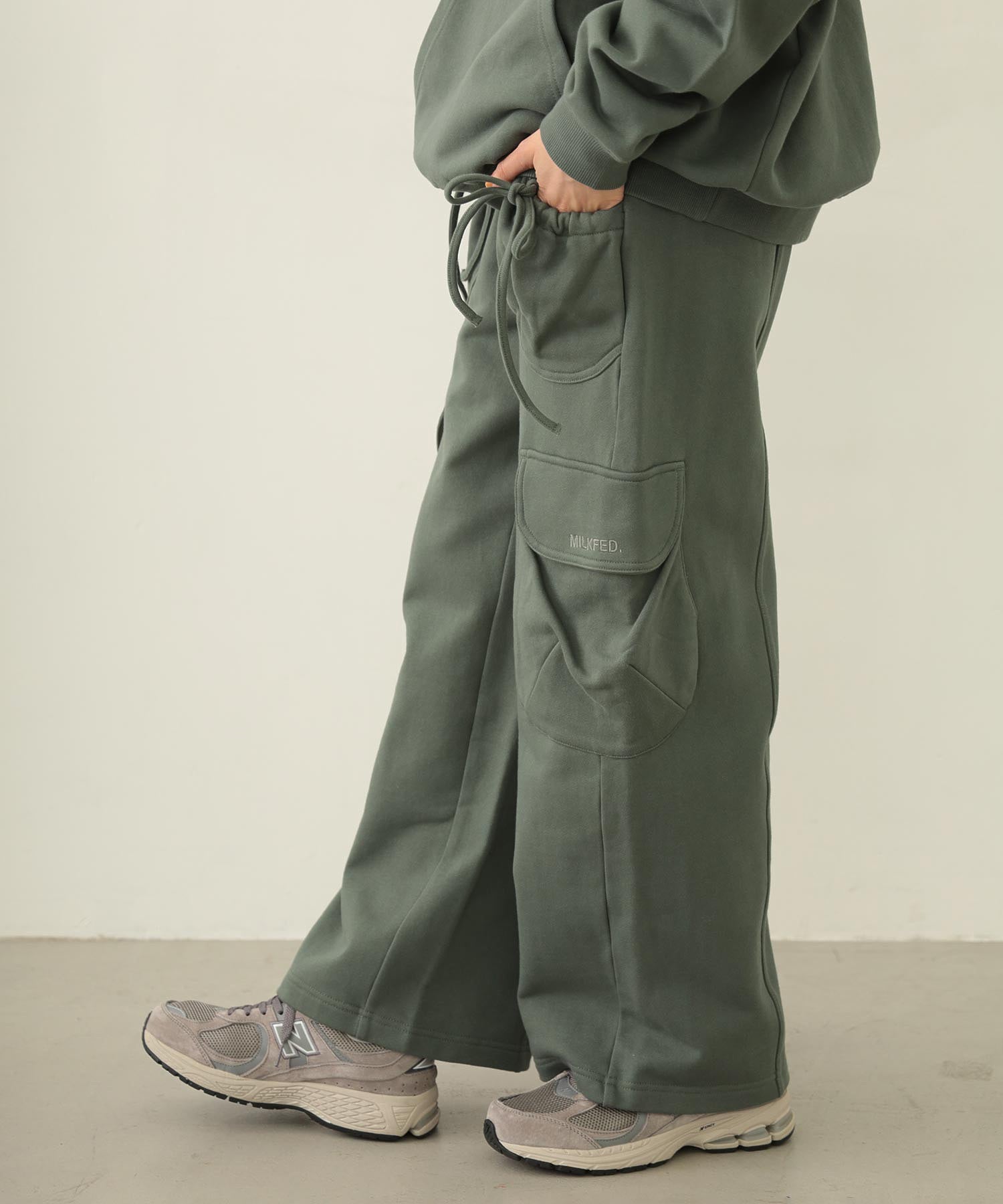 GATHERED POCKET SWEAT CARGO PANTS