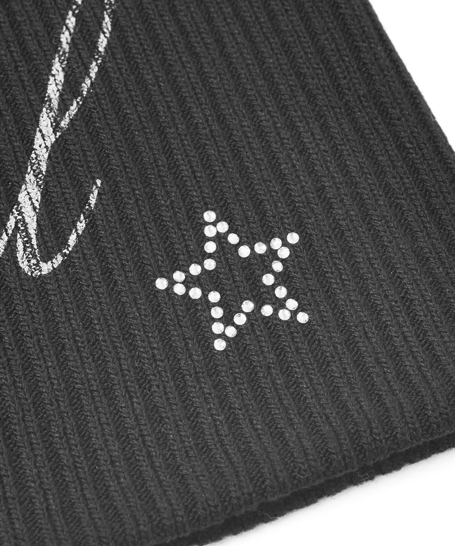 SPRAY LOGO AND STUDDED BEANIE