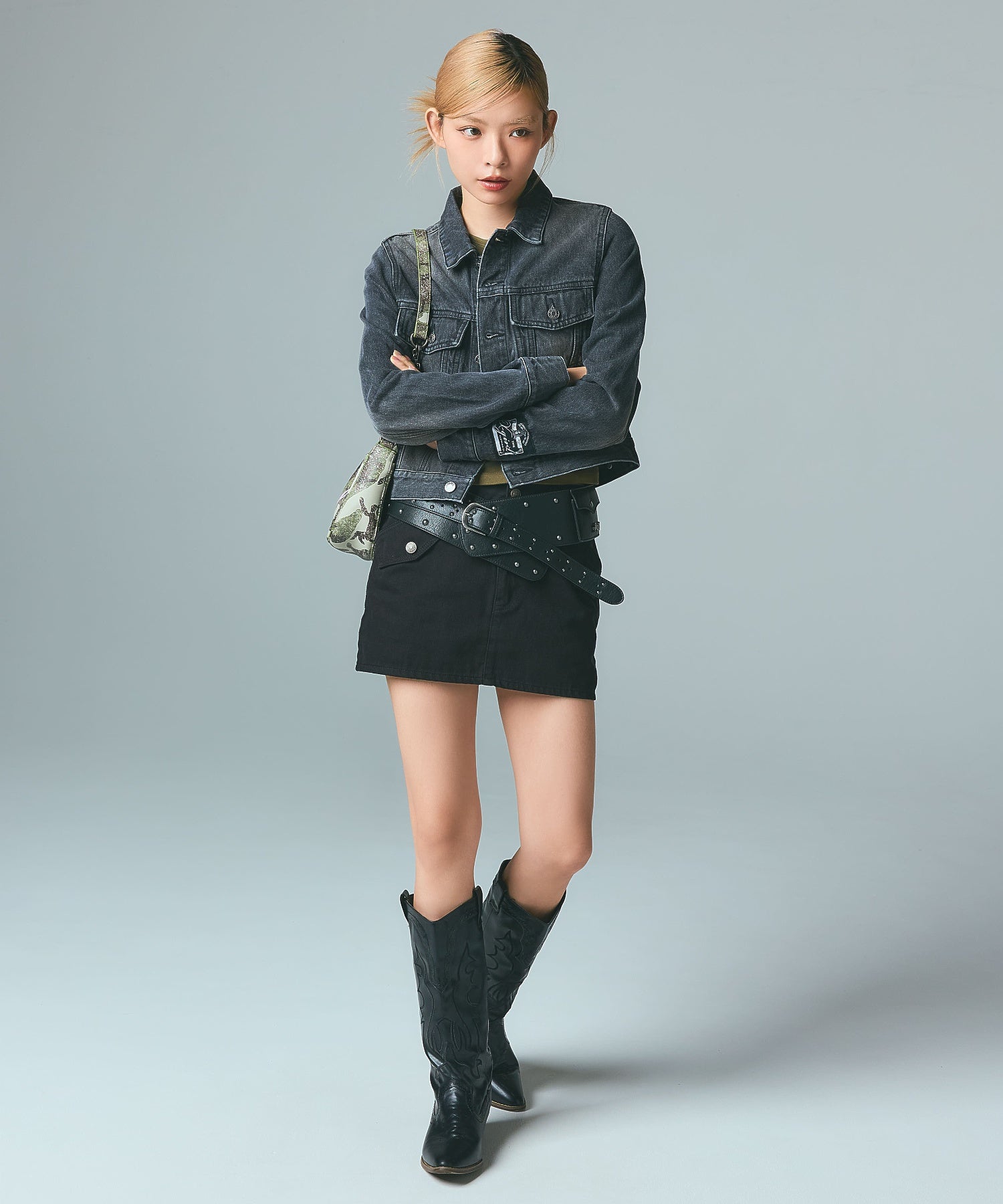 SPRAY SCRIPT LOGO SHOULDER BAG