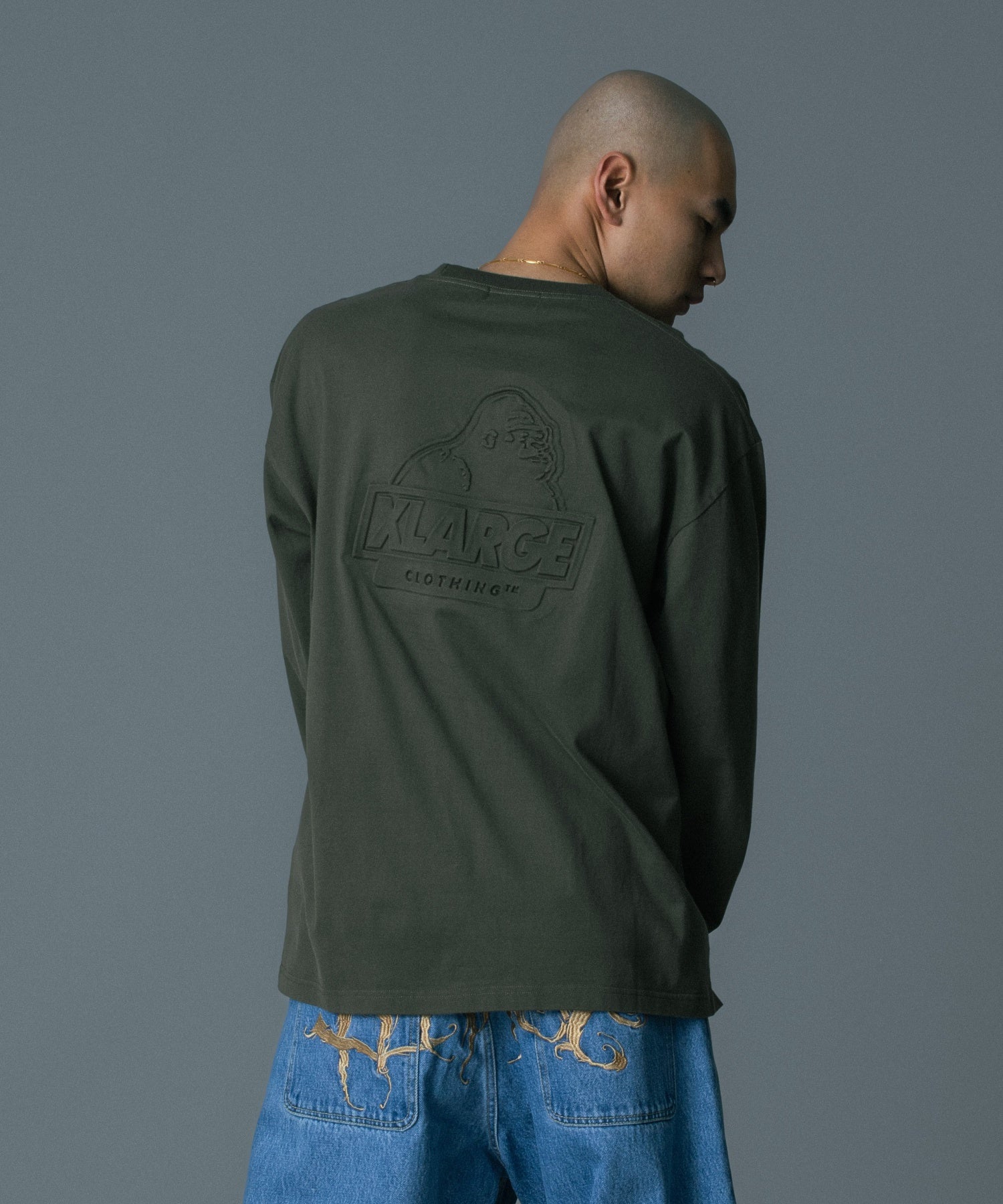 EMBOSSED SLANTED OG L/S TEE