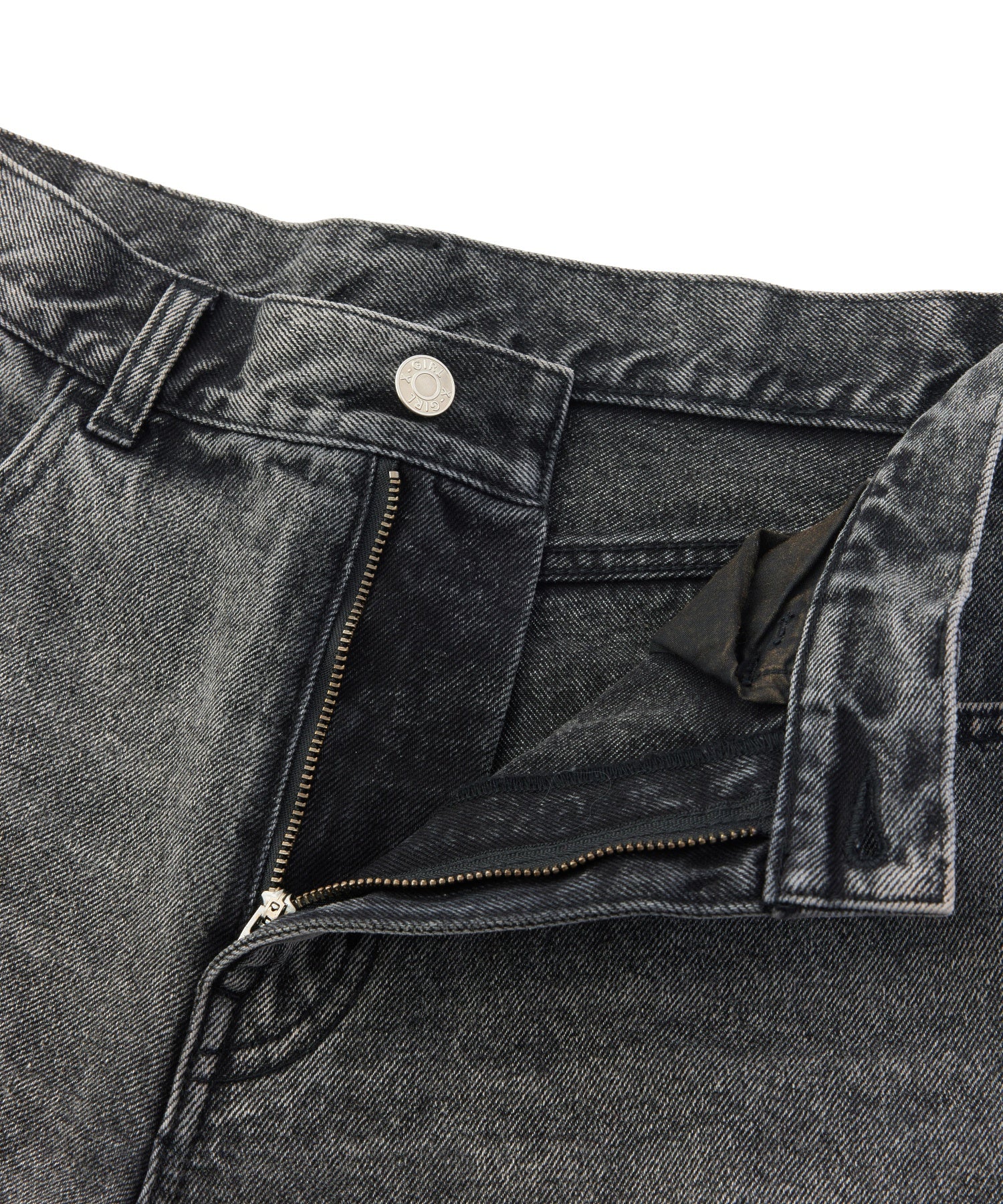 EMBLEM POCKET DISTRESSED DENIM SHORTS