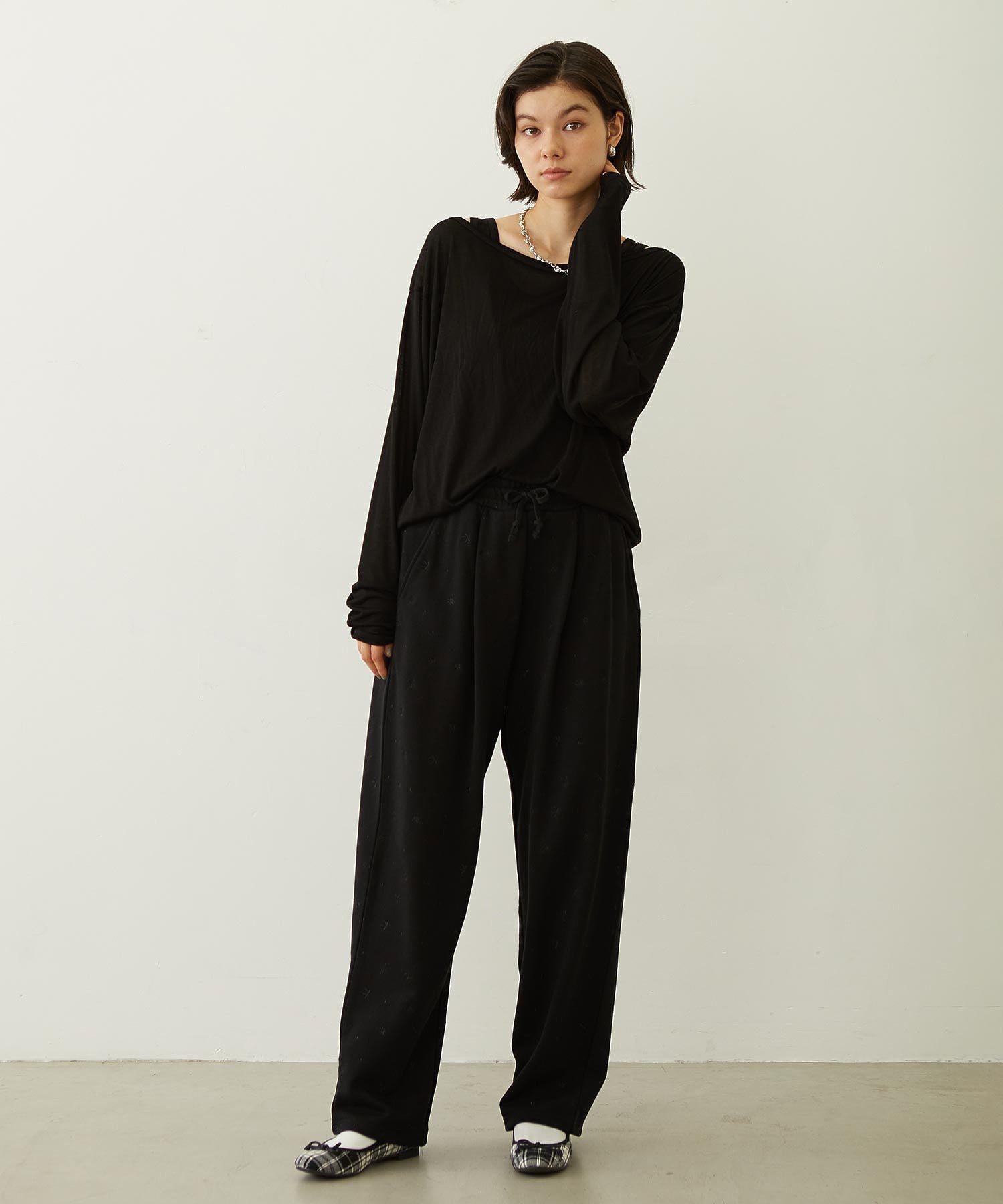 EMBROIDERY TUCK SWEAT PANTS