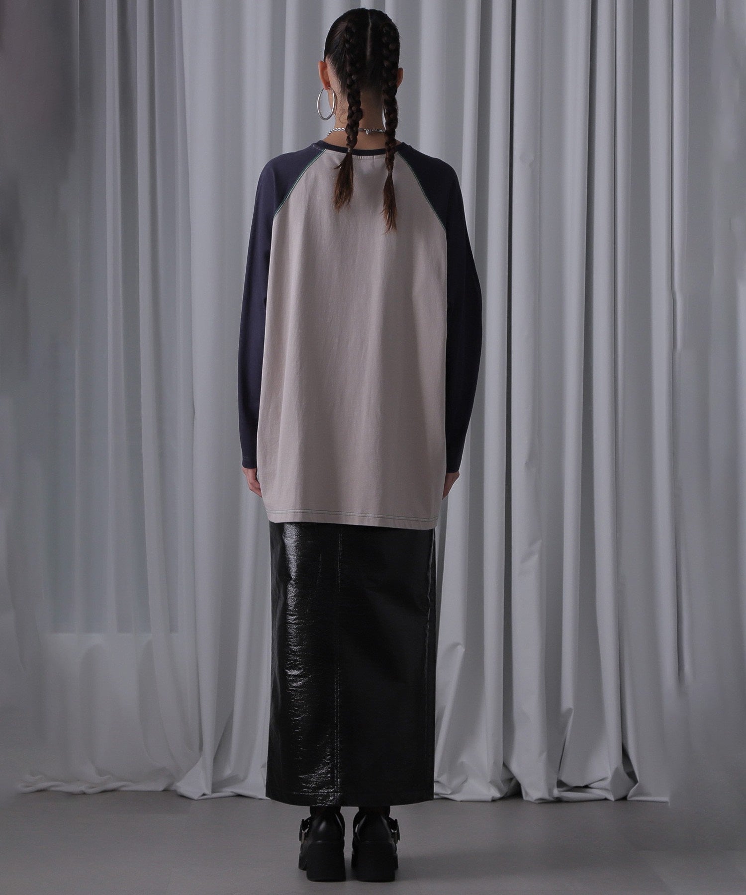 フロントホックラグランTシャツ