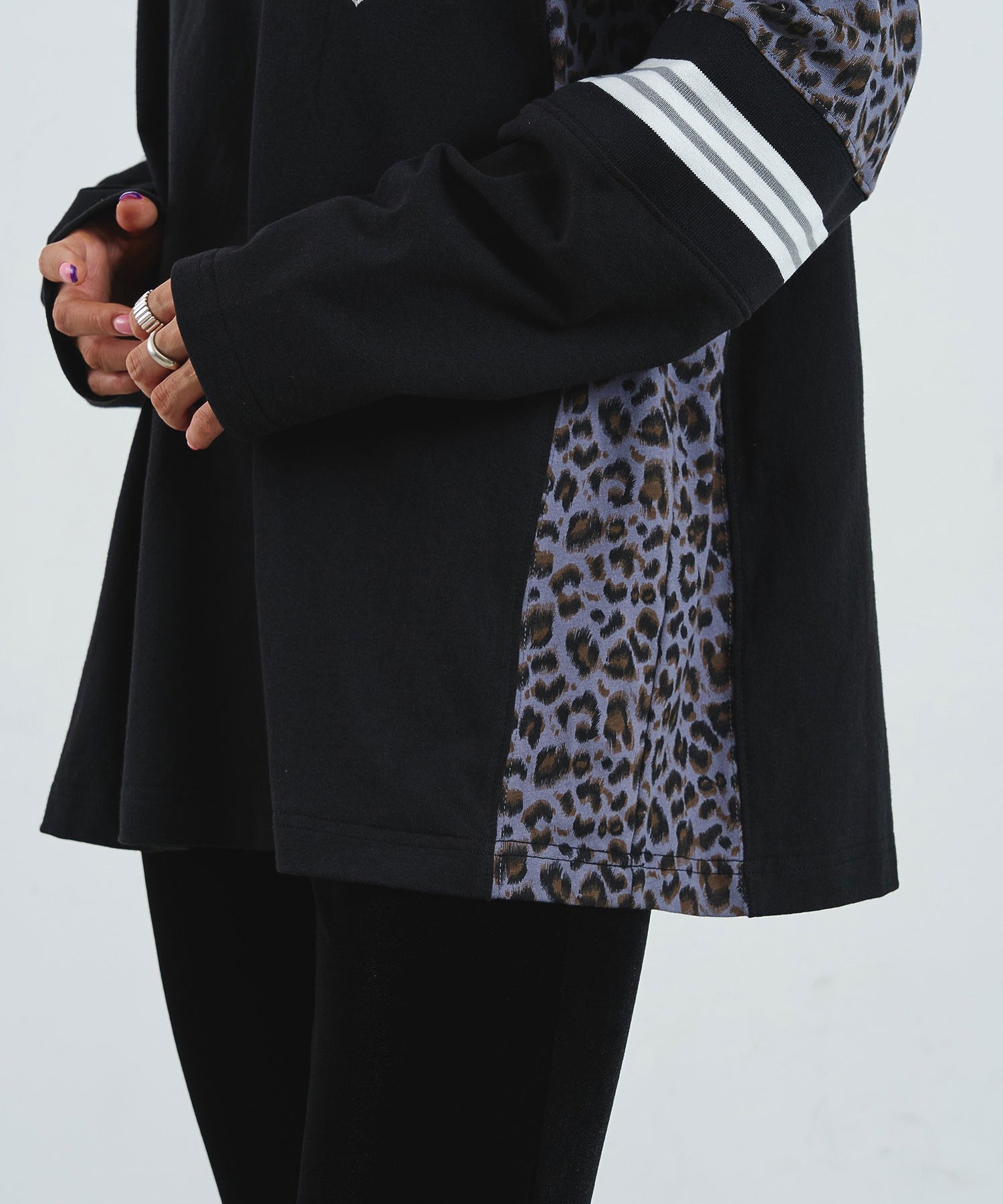 OKIRAKU×ROSEBUD/LEOPARD PANEL FOOTBALL TOP