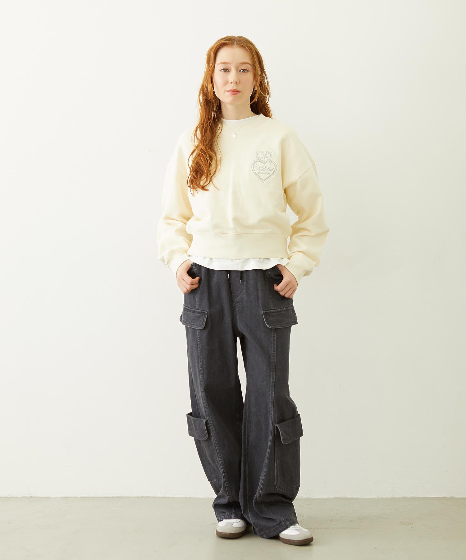 HEART RIBBON EMBLEM SHORT CREW SWEAT