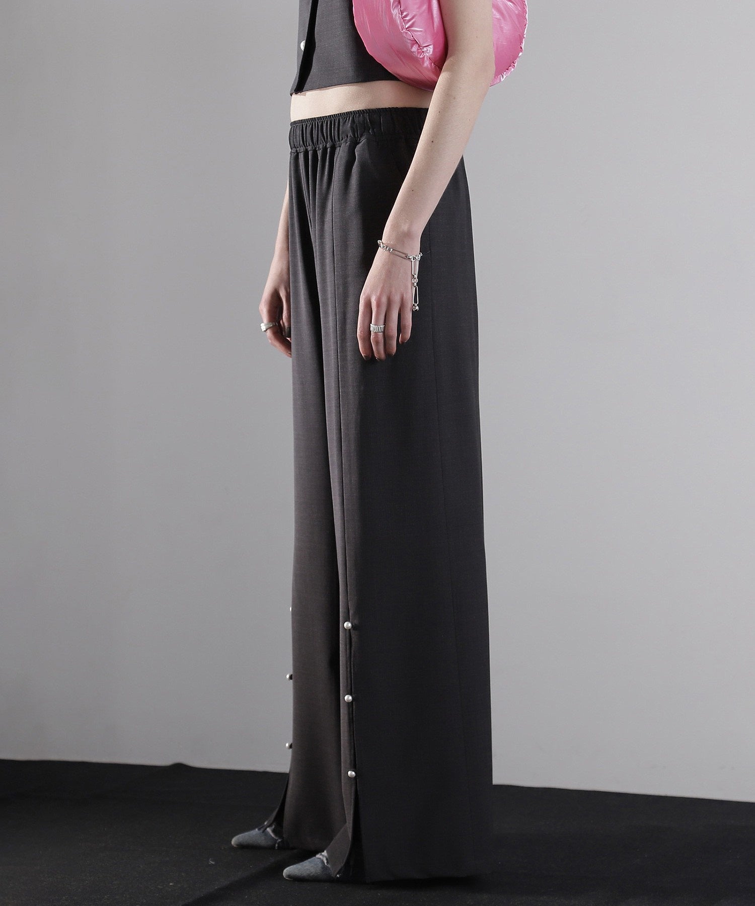 スーチングフロントスリットワンドパンツ