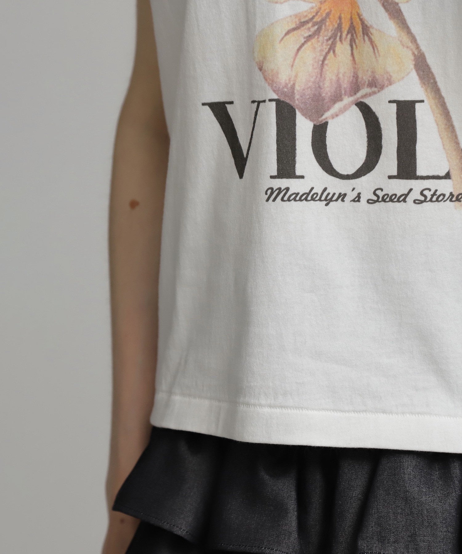 mag.by c/フラワーグラフィックTシャツ