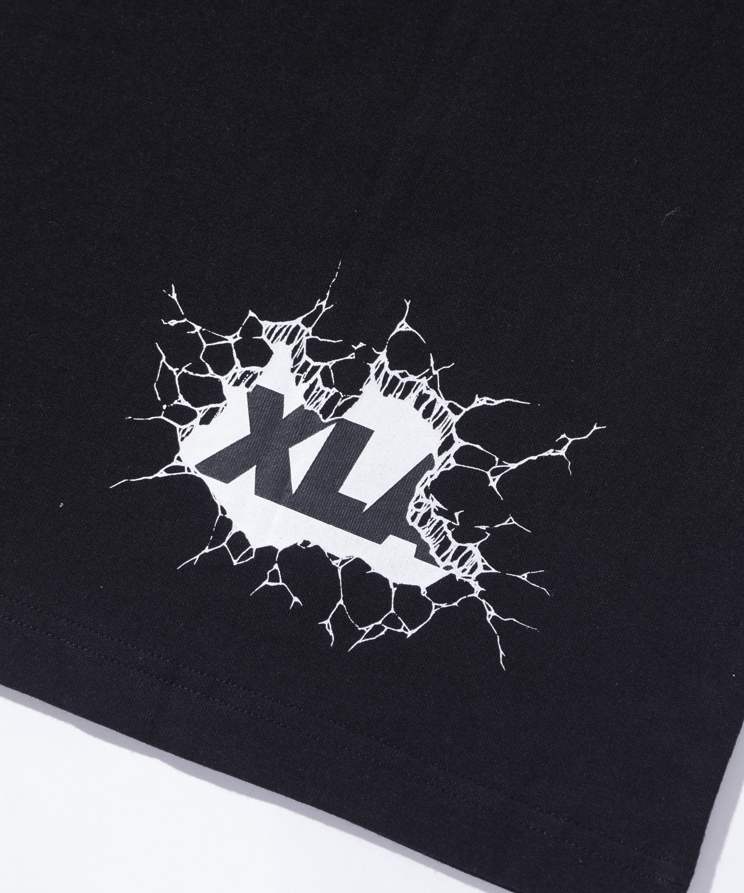 XLARGE×LIXTICK CRACK WALL OG S/S TEE