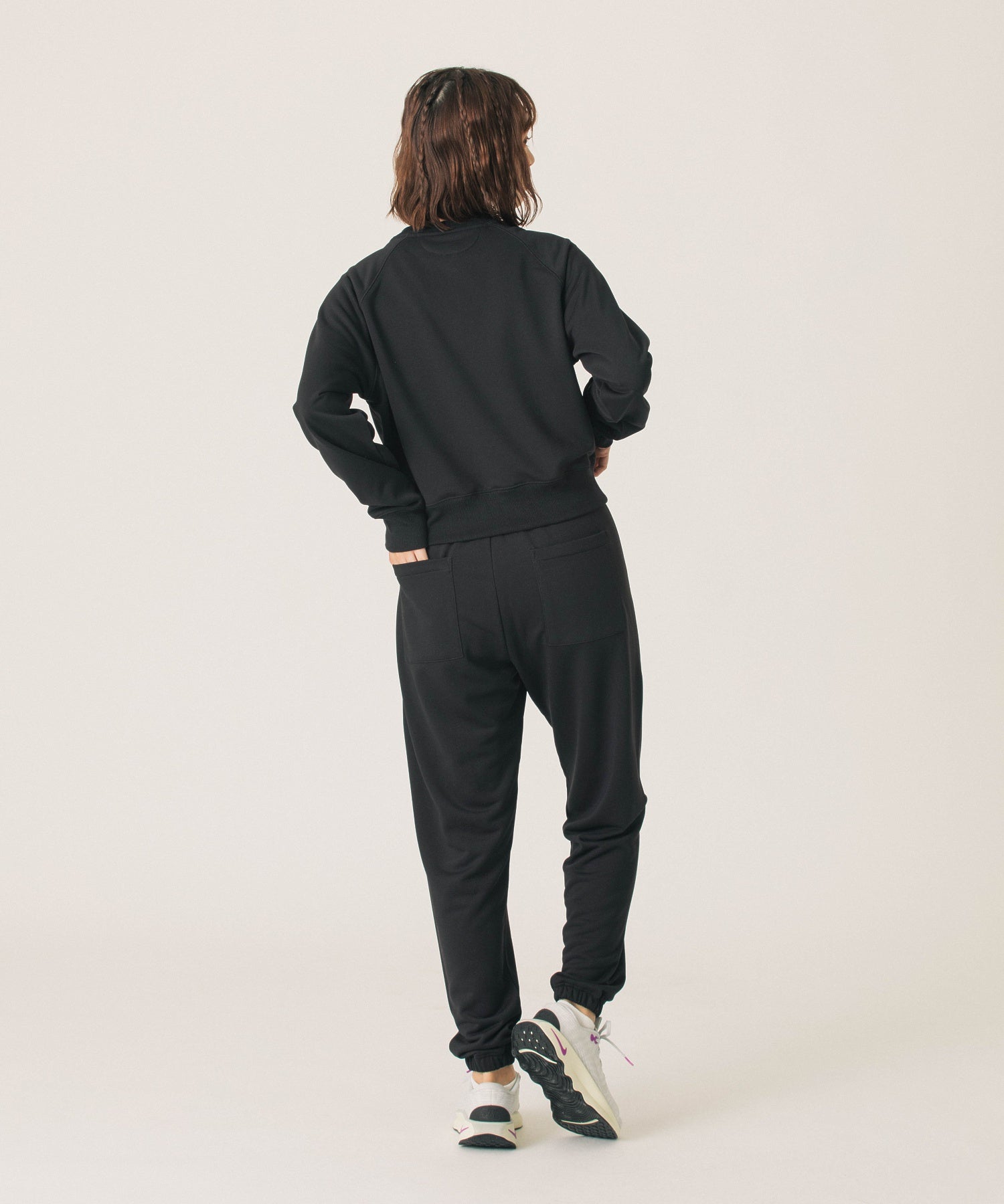COLLEGE LOGO SHORT CREWNECK SWEATSHIRT