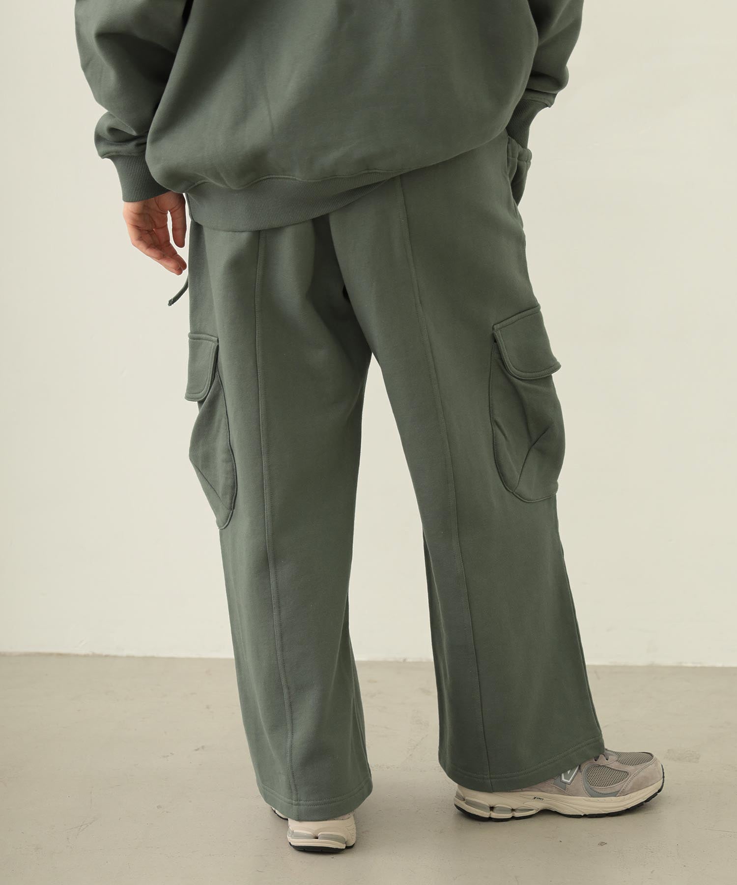 GATHERED POCKET SWEAT CARGO PANTS