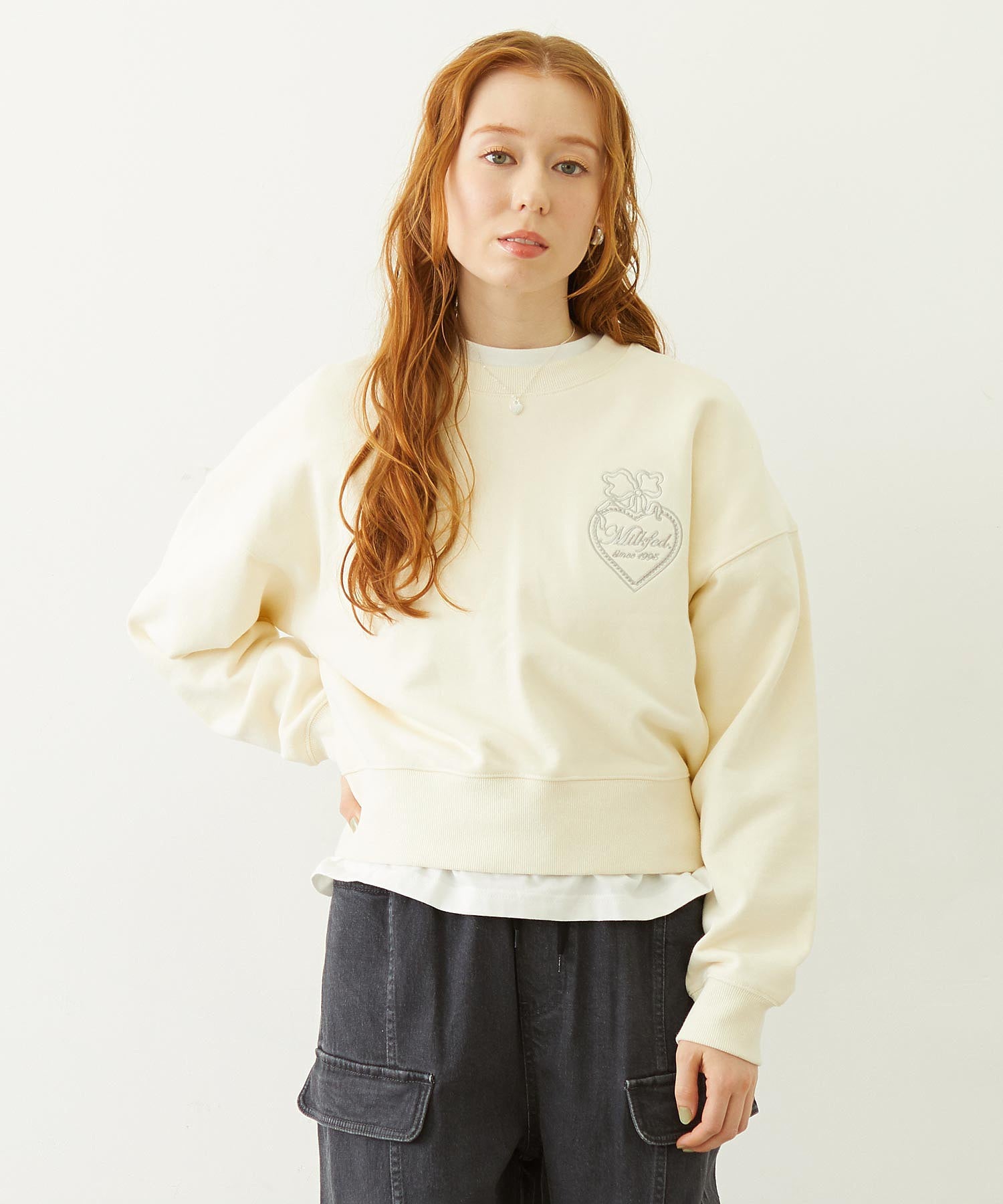 HEART RIBBON EMBLEM SHORT CREW SWEAT