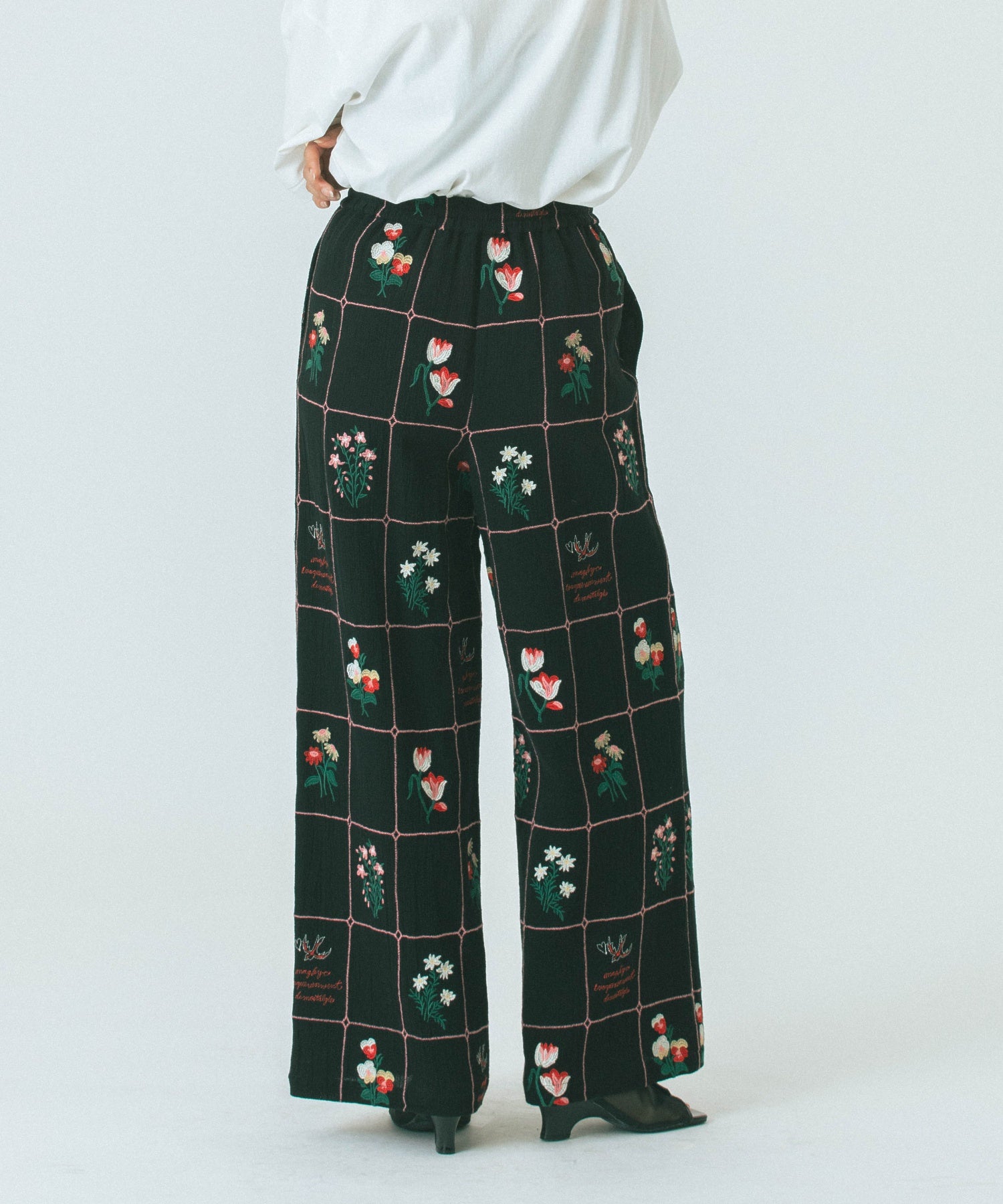 mag.by c/FLOWER EMBROIDERY PANTS