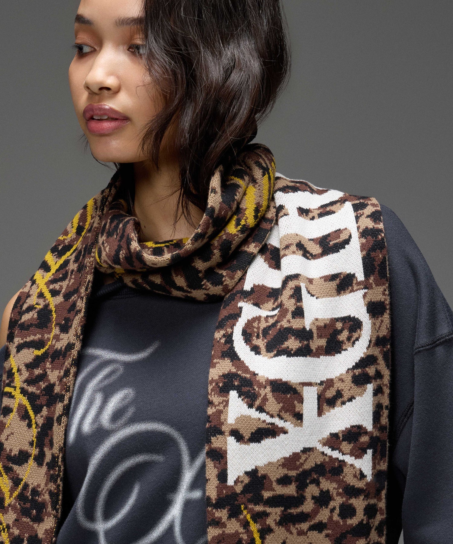 MIXED FONT LOGO KNIT SCARF