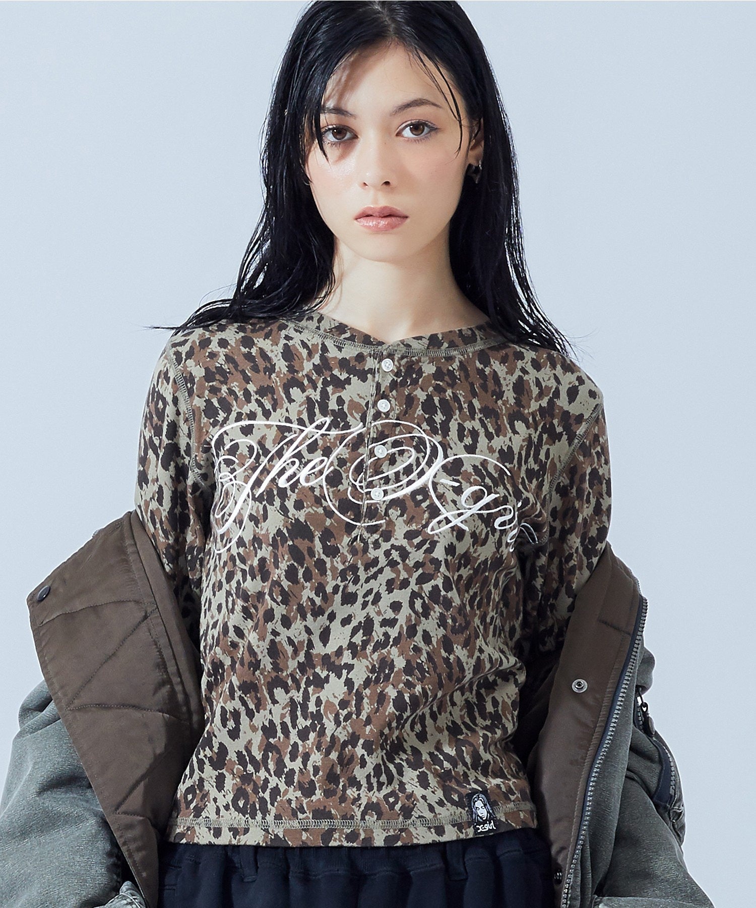 HENLEY NECK SCRIPT LOGO L/S COMPACT TOP