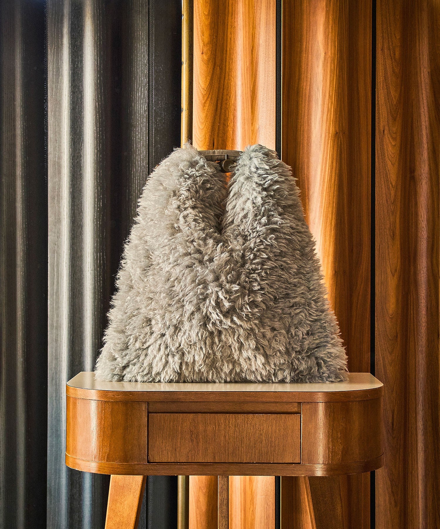 LE VERNIS/FAKE FUR BIG BAG