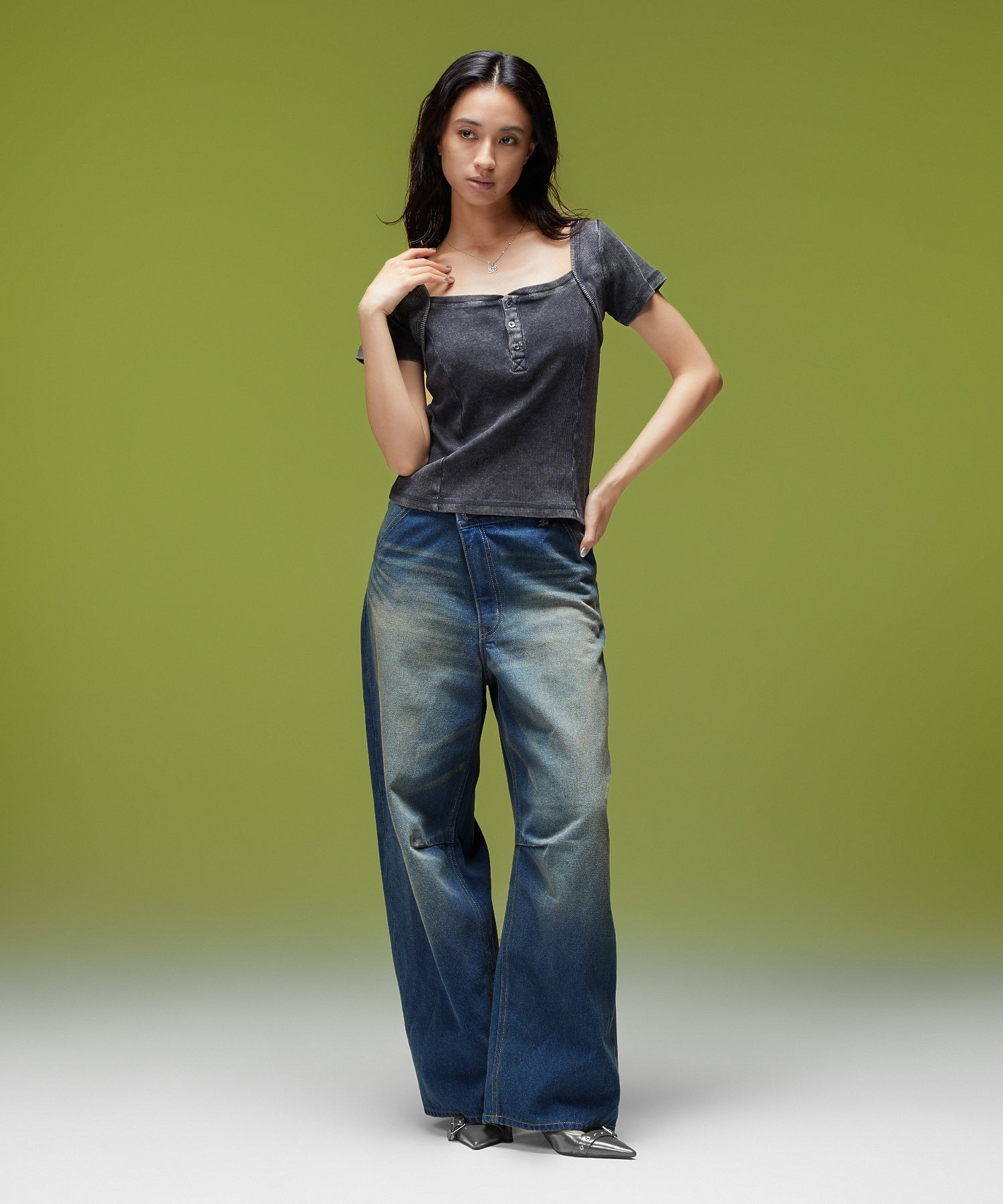 EMBLEM POCKET ASYMMETRIC WAIST DENIM PANTS