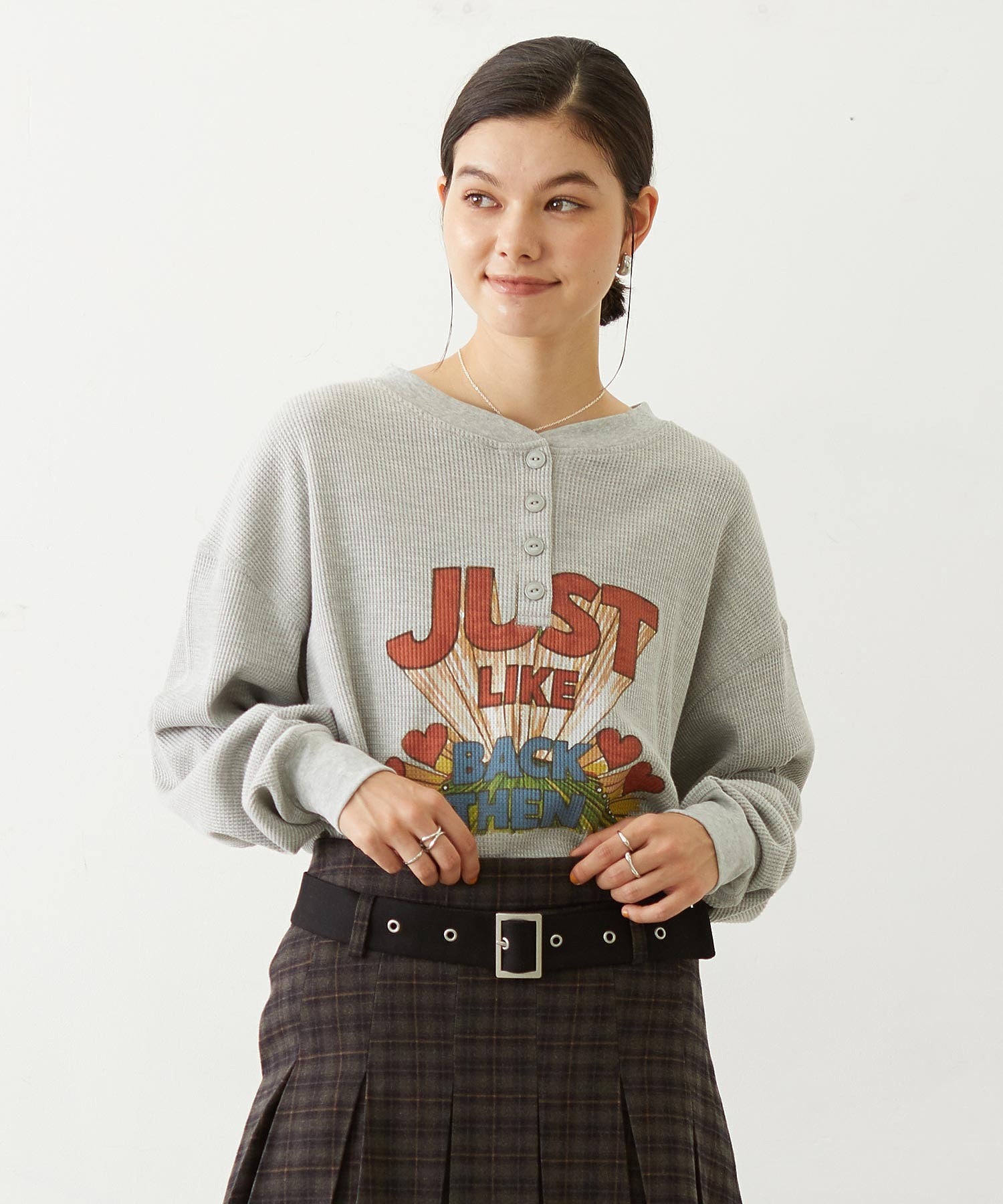 HENLEY NECK GRAPHIC L/S TOP