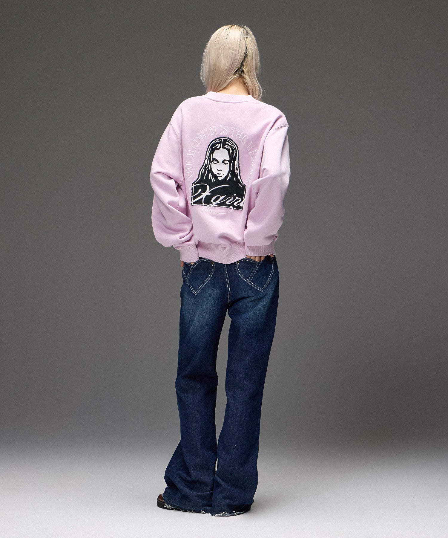 PIGMENT DYED FACE PATCH AND LOGO CREWNECK SWEATSHIRT