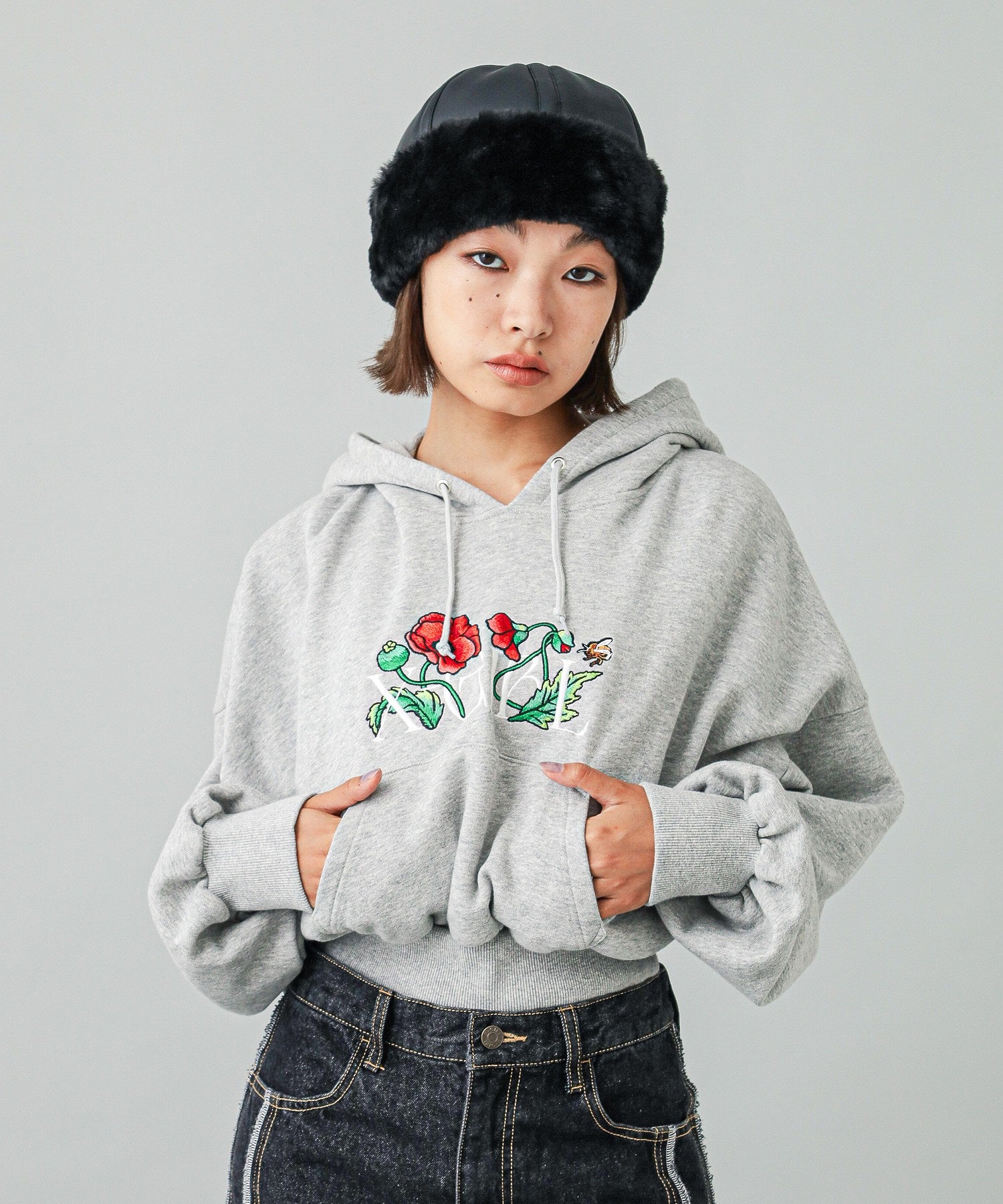 EMBROIDERED POPPY COMPACT SWEAT HOODIE