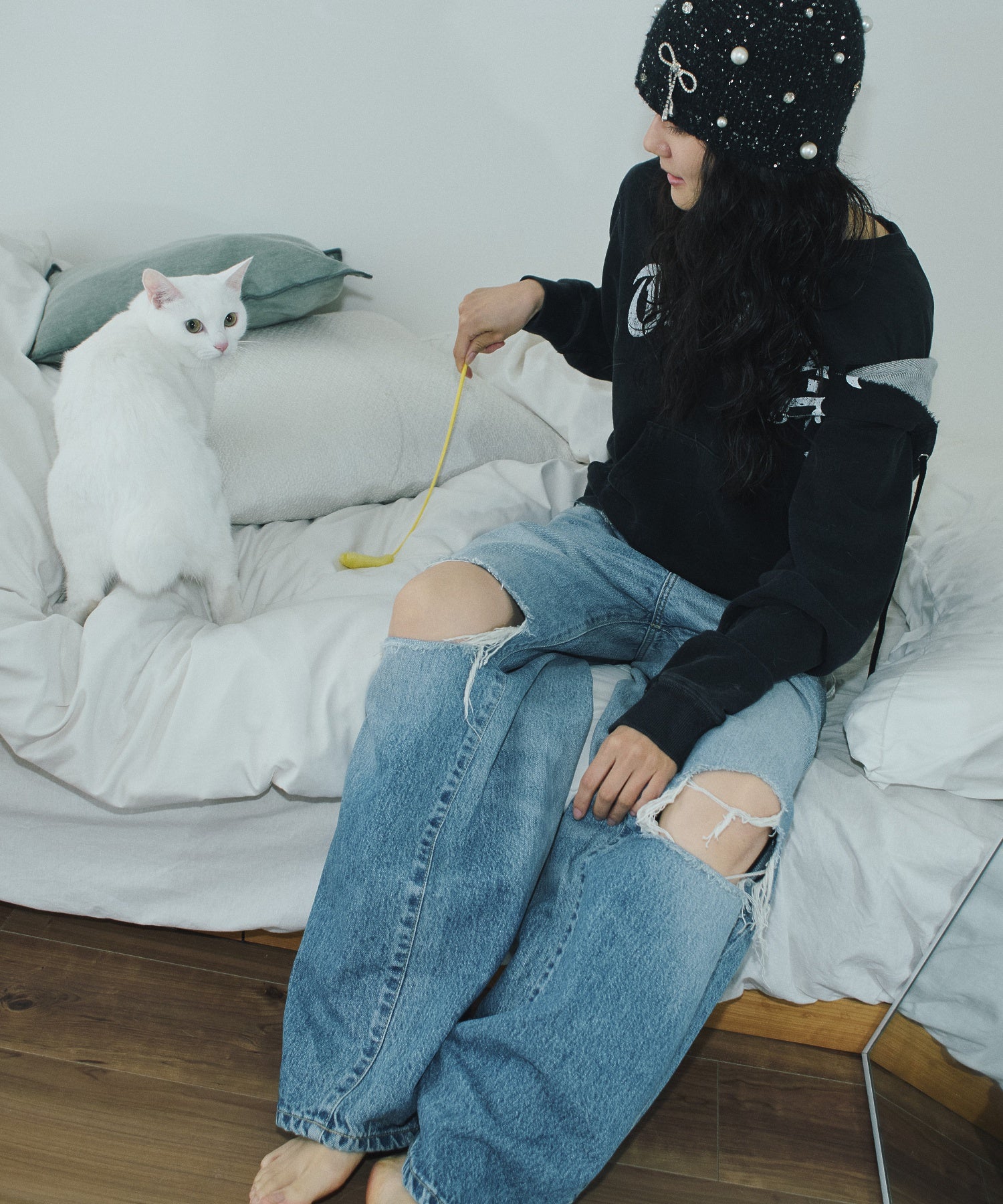 DISTRESSED WIDE LEG JEANS