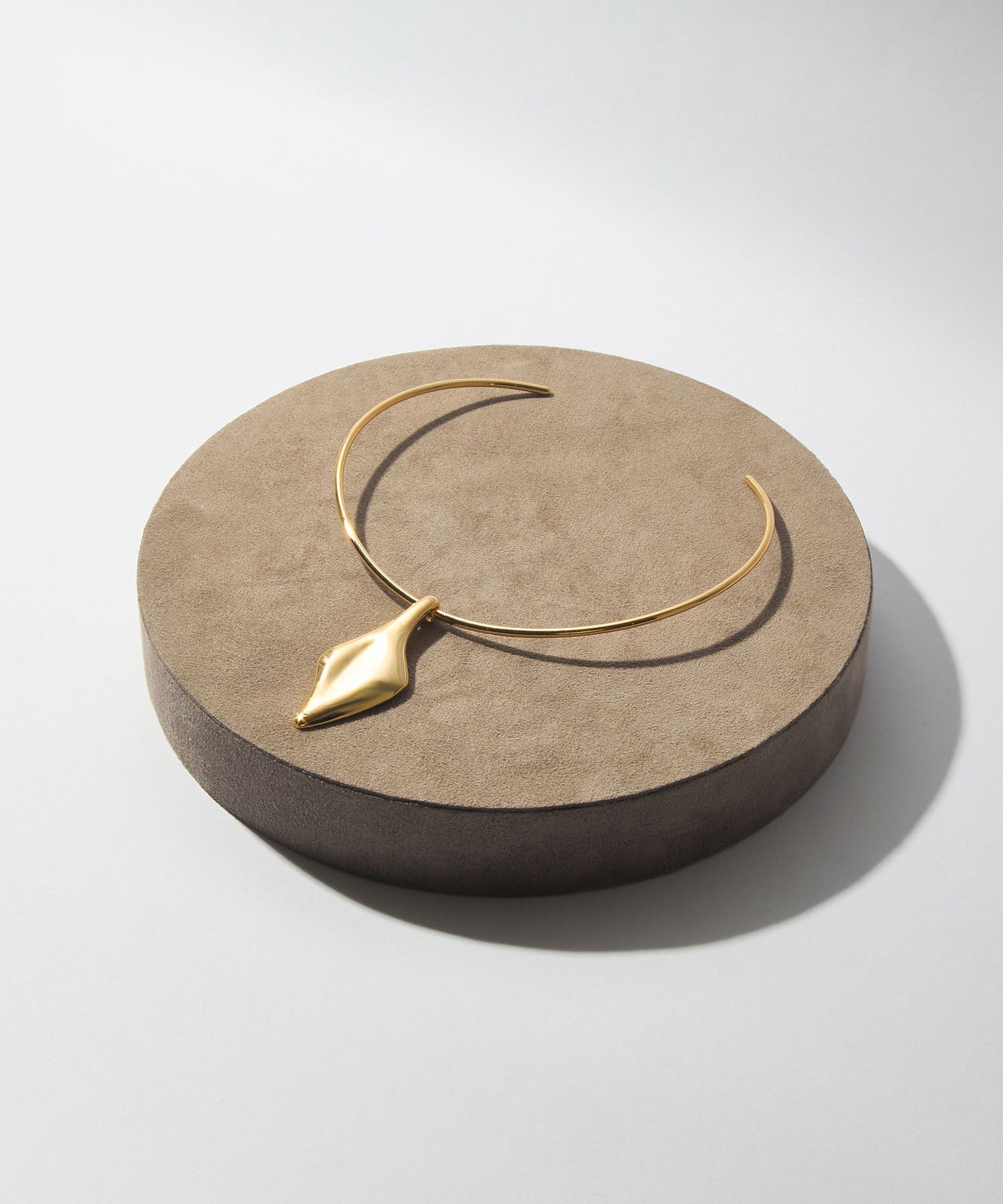 loni/LEAF PLATE CHOKER