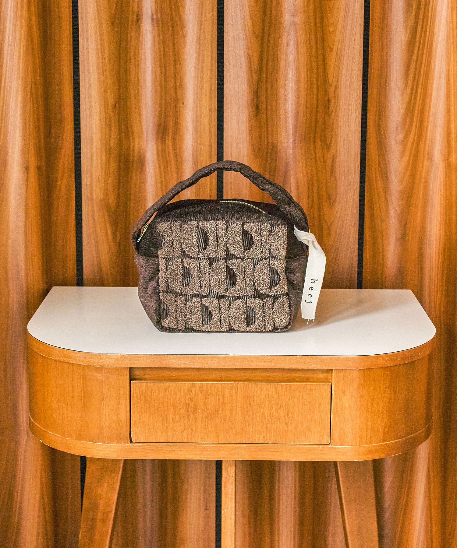 beej/LOOP EMB CUBE BAG