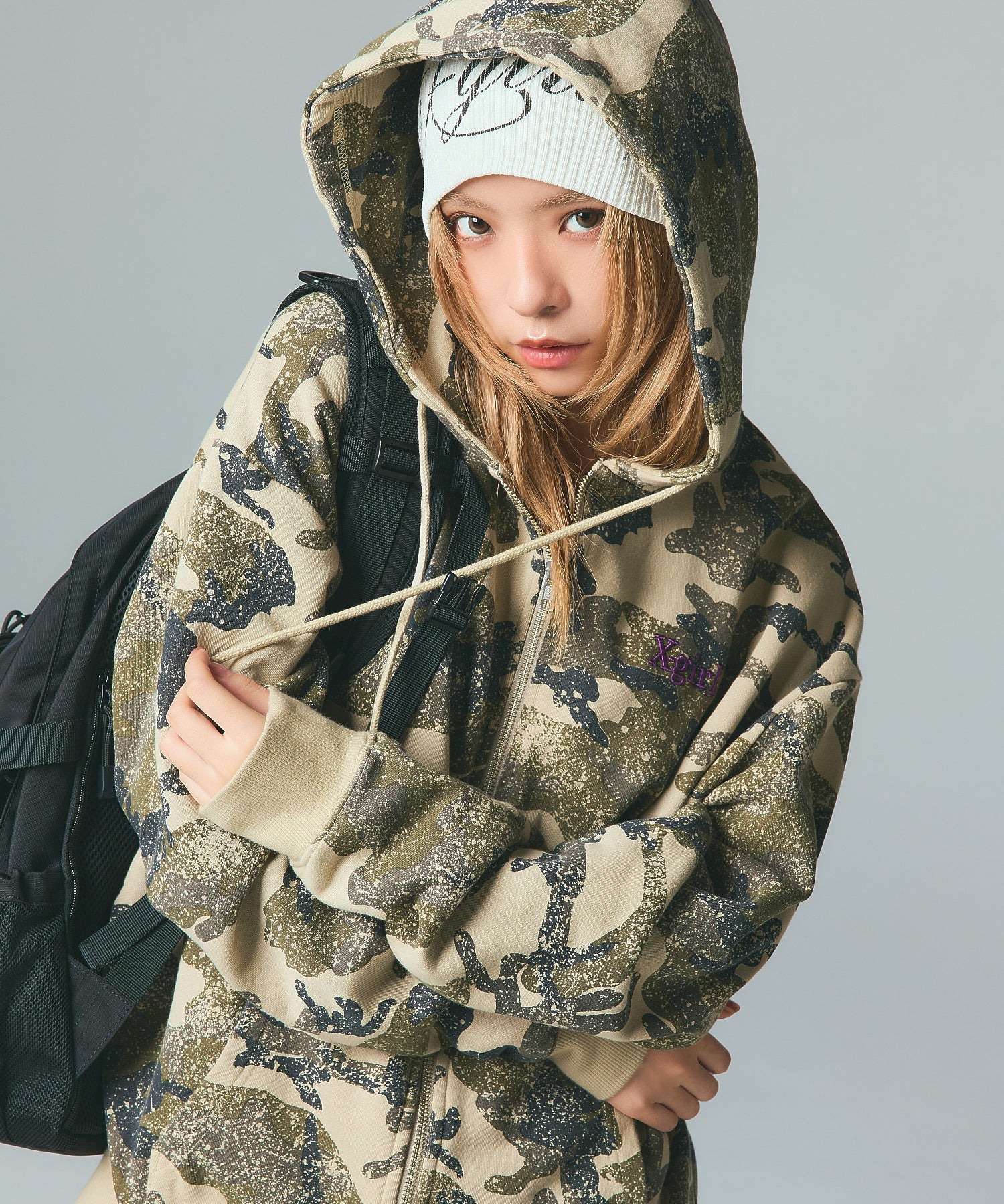 SPRAY LOGO AND STUDDED BEANIE