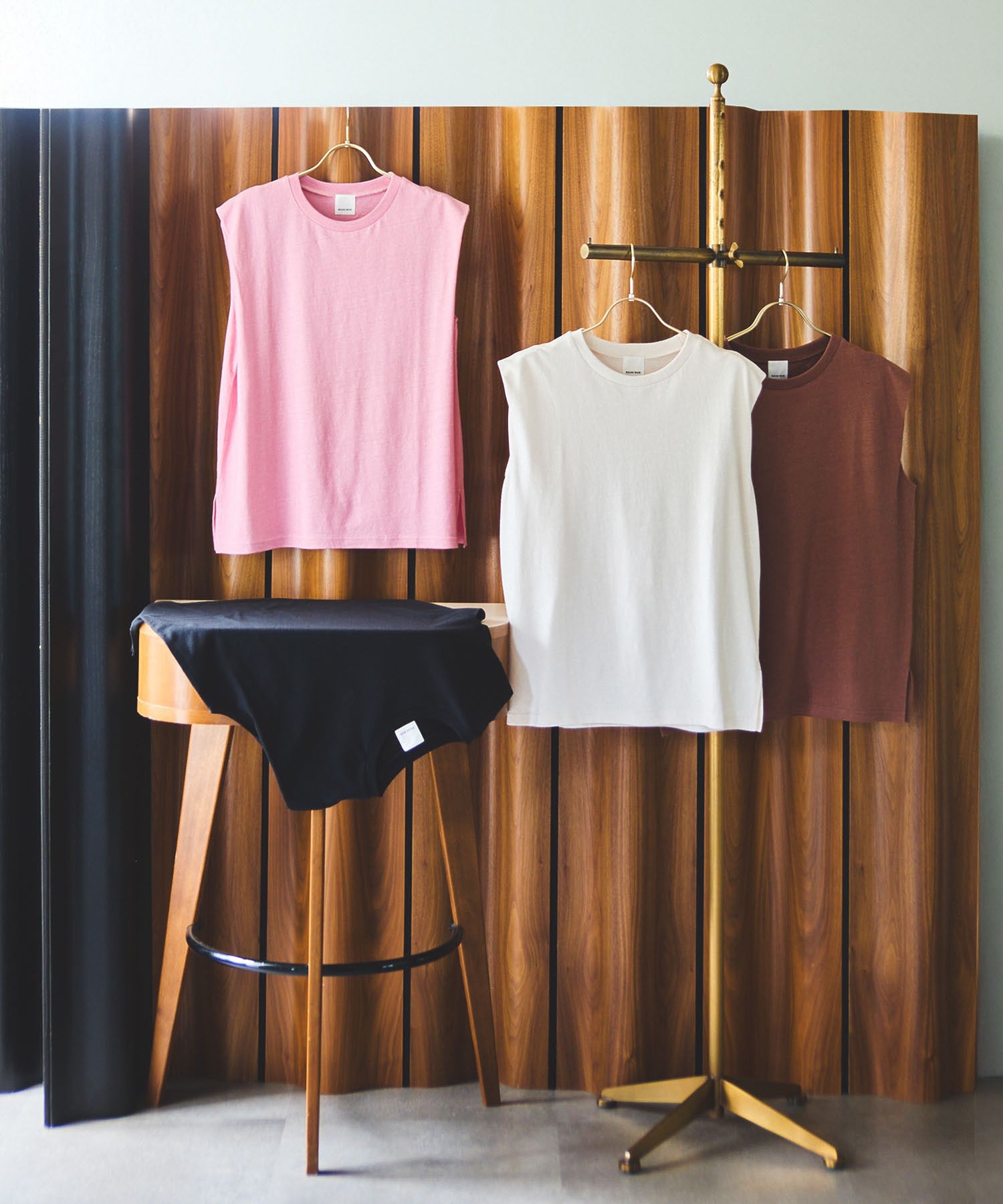 【WEB・一部店舗限定】SHOULDER TUCKED SLEEVELESS TEE