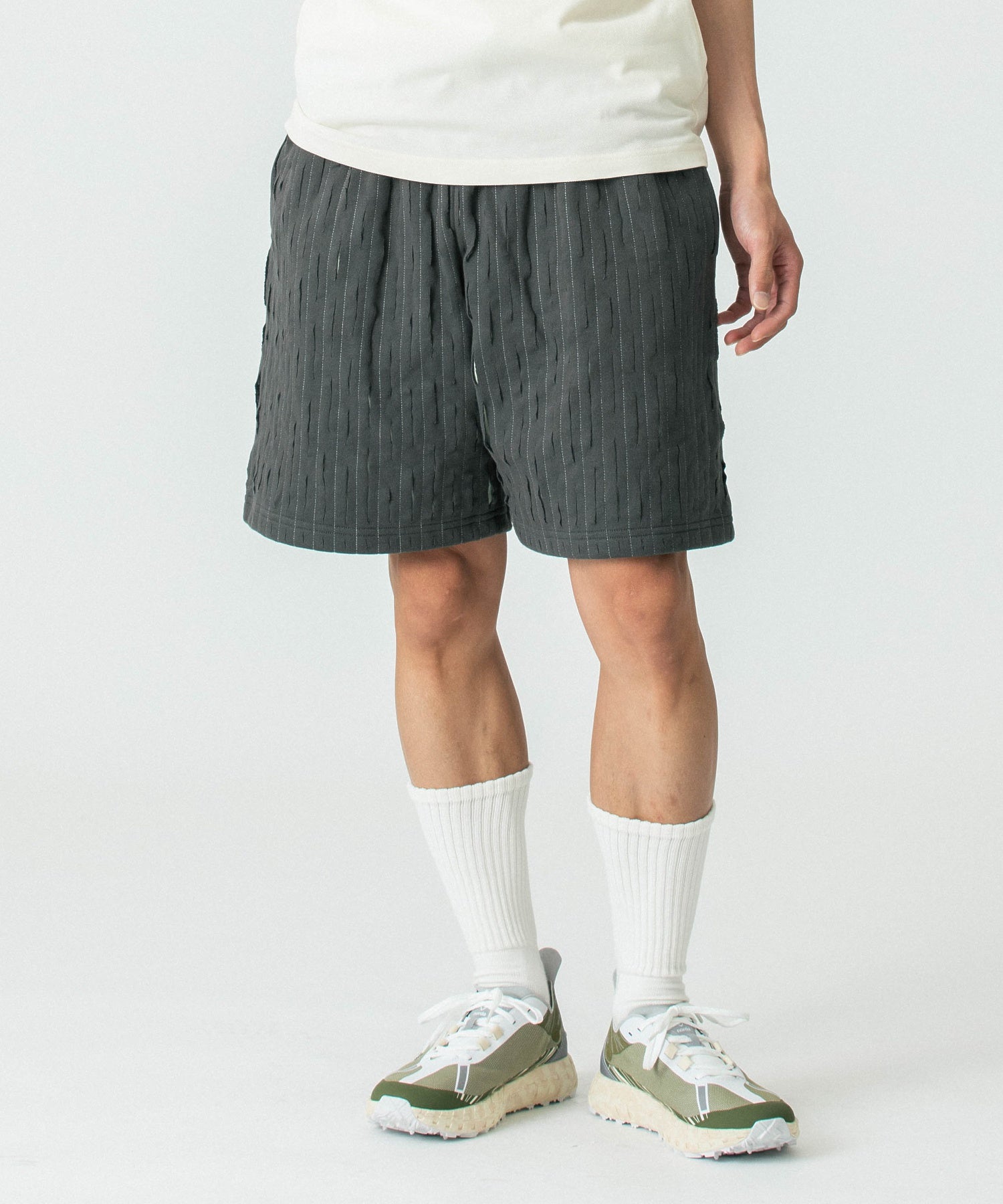 PAS UNE MARQUE DOUBLE-PANELLED DISTRESSED SHORT 504