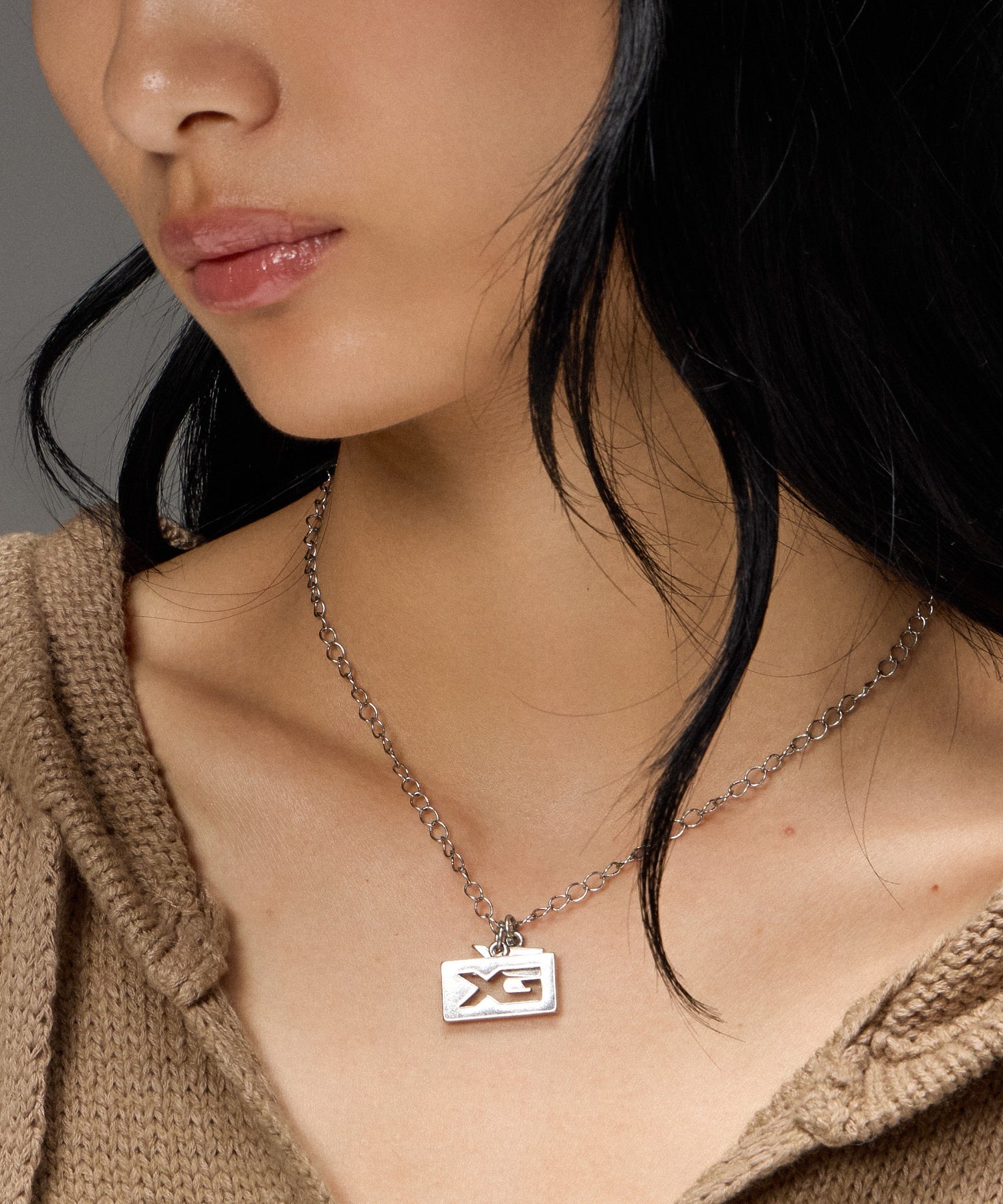 INSET LOGO PLATE NECKLACE