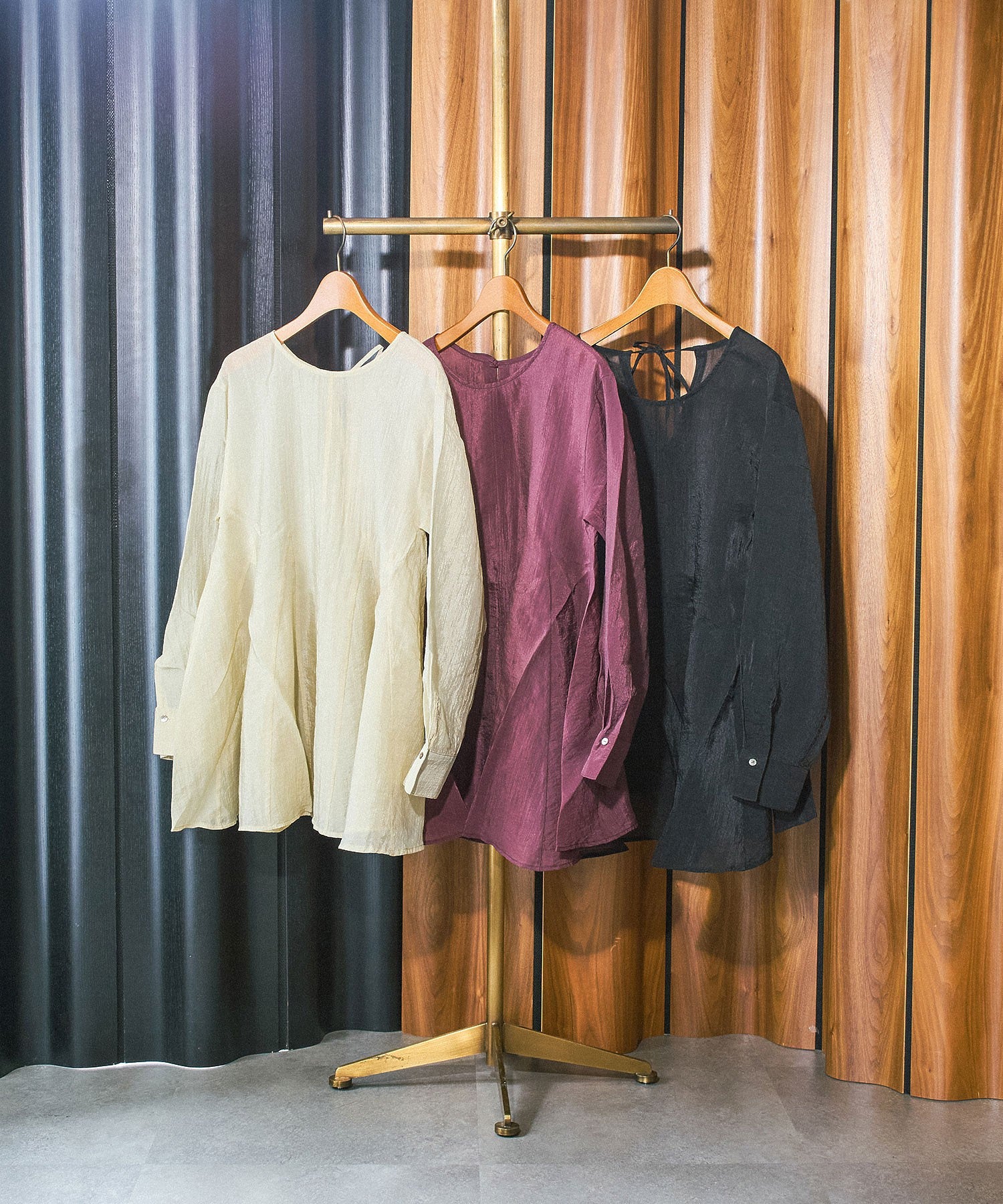 BACK RIBBON BLOUSE