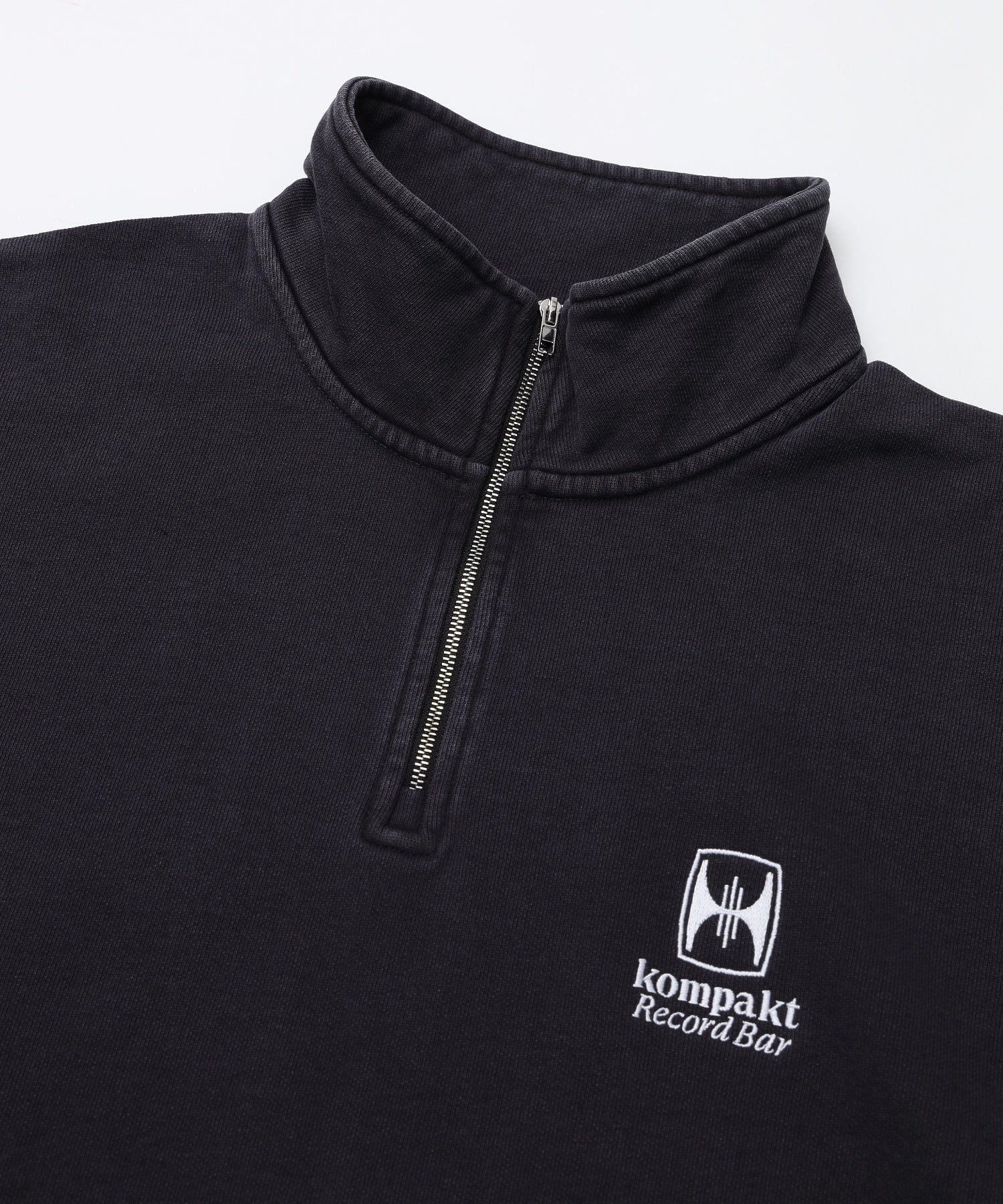 KOMPAKT RECORD BAR/コンパクト レコード バー/WASHED EMBROIDERED HALF ZIP-UP KRB5037