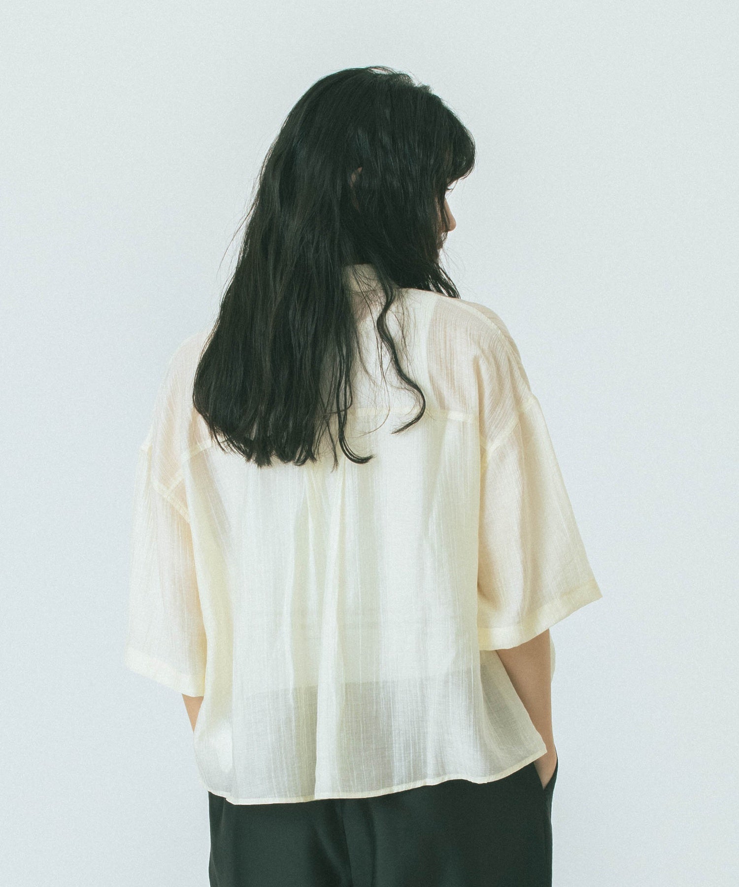 【WEB・一部店舗限定】CROPPED SHIRT
