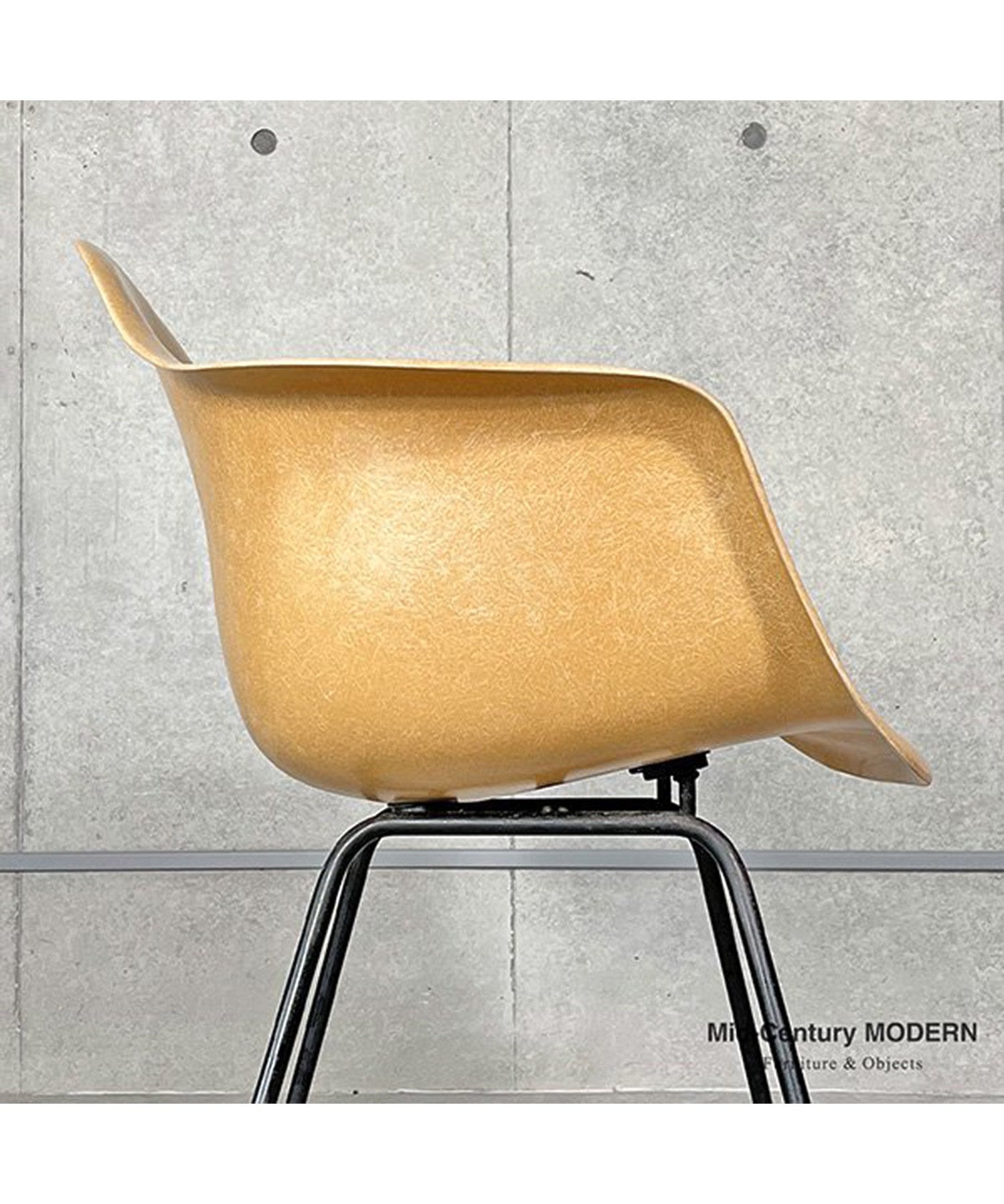 HermanMiller Arm Shell / Ochre Light